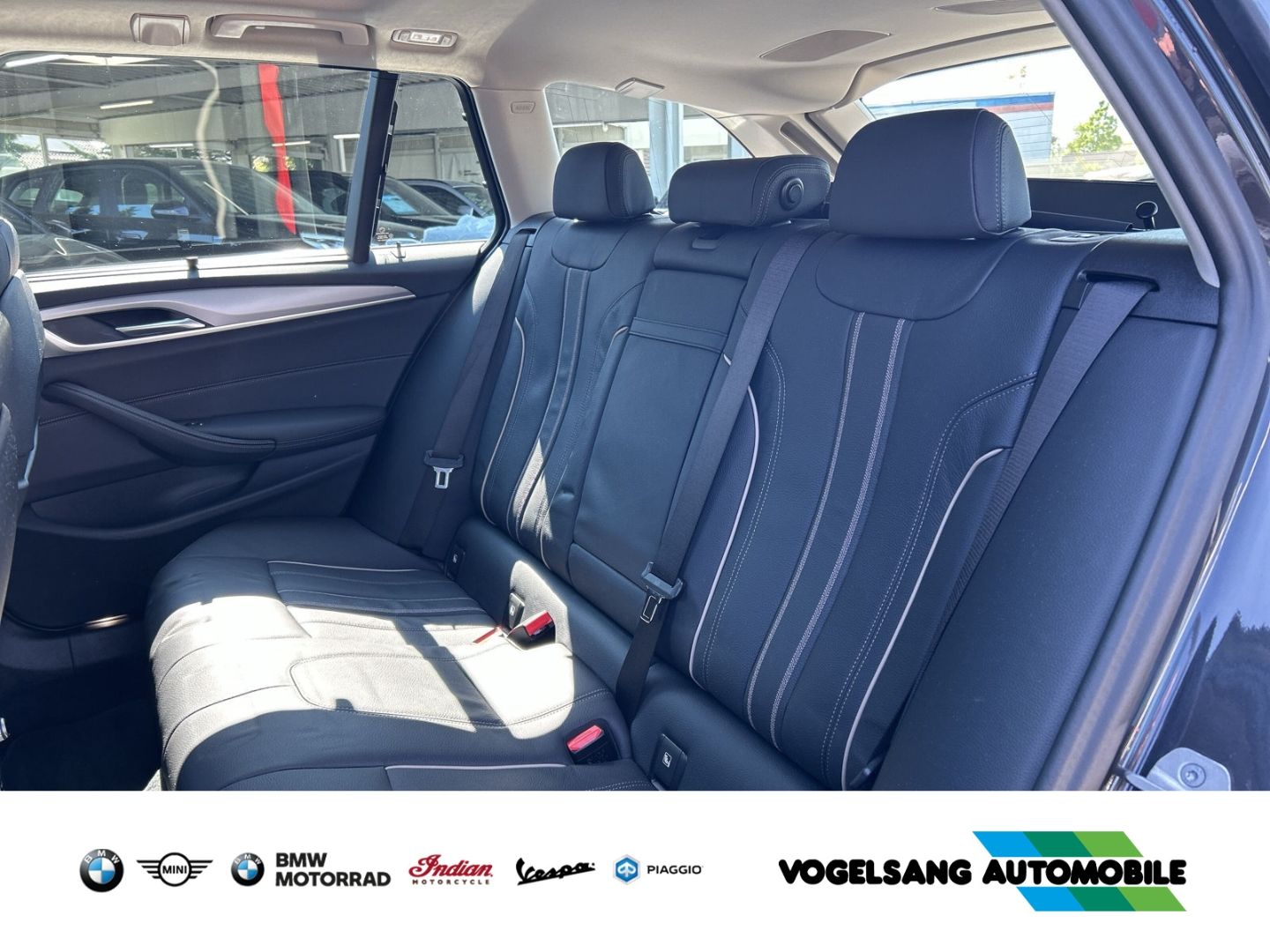 Fahrzeugabbildung BMW 530 e Touring Panorma Komfortsitze Head-Up WLAN