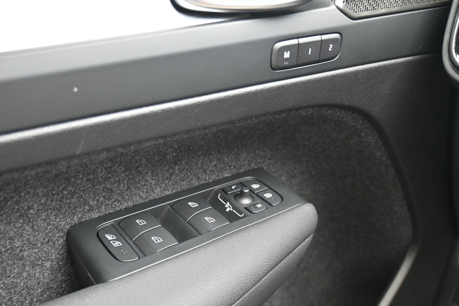 Fahrzeugabbildung Volvo XC40 B4 DKG Plus Black Edition*FSHZG*360°*ACC