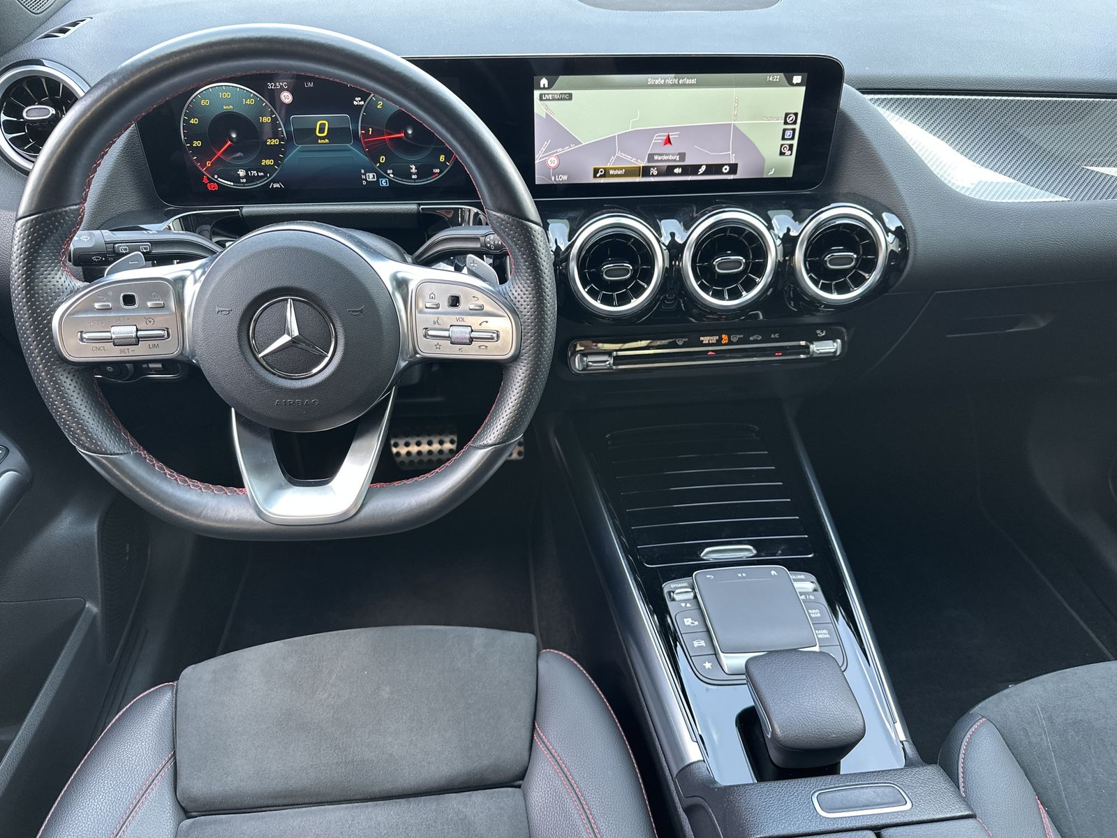 Fahrzeugabbildung Mercedes-Benz GLA 220d AMG Line NAV+MATRIX+KAMERA+PANO