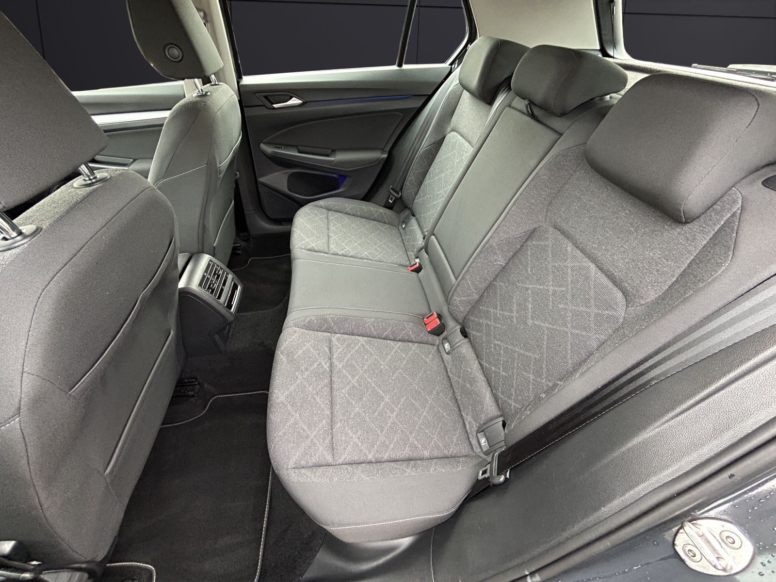 Fahrzeugabbildung Volkswagen Golf VIII Life TDI DSG LED ACC SH PDC Navi AID D