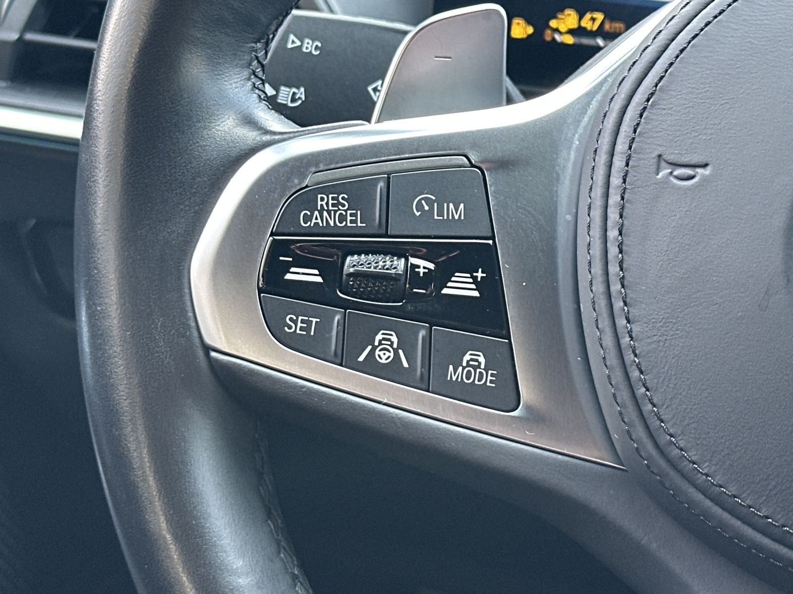 Fahrzeugabbildung BMW 330 e Touring xDrive M-Sport NAV+LASER+360°+HUD