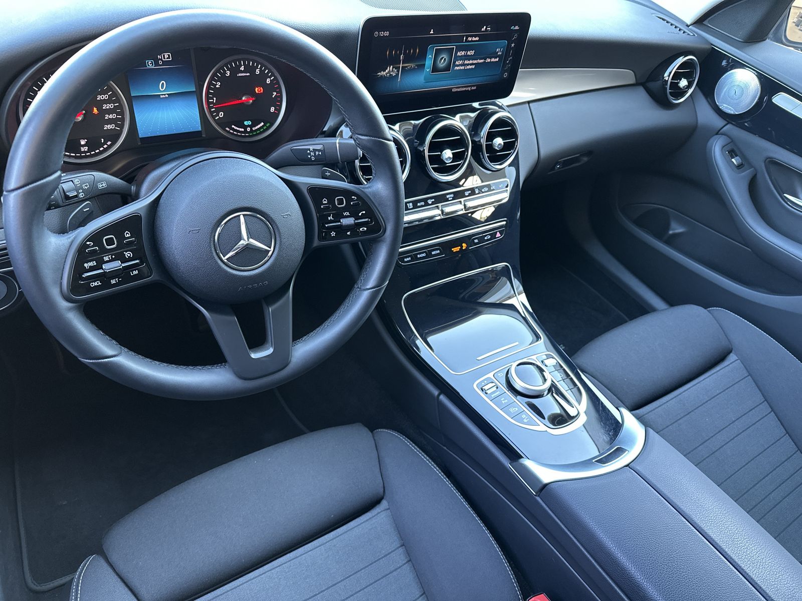 Fahrzeugabbildung Mercedes-Benz C 300e T Avantgarde NAV+LED+AHK+BURMESTER+PP+1HD