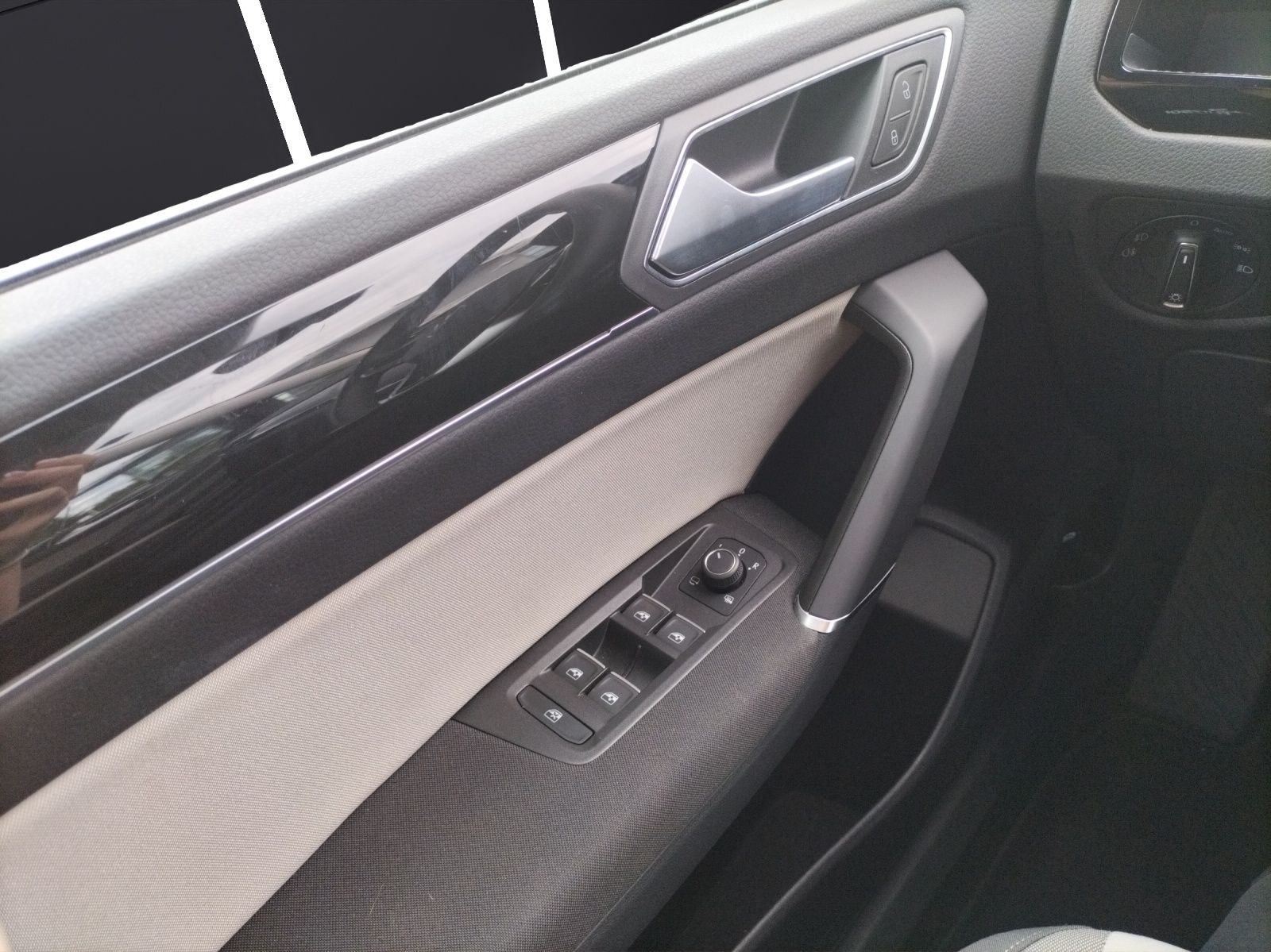 Fahrzeugabbildung Volkswagen Touran TDI Highline DSG LED AHK Navi AID ACC RFK