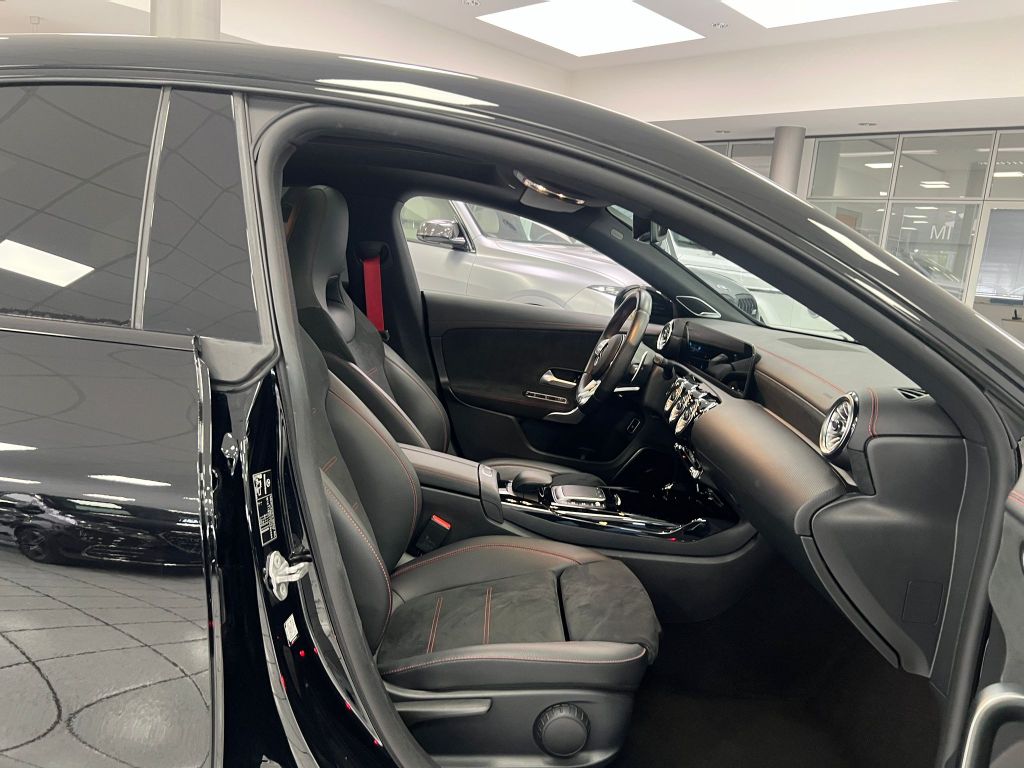 Mercedes-Benz CLA 35 AMG 4Matic*LED*PANO*BURMESTER*MBUX*KAM*