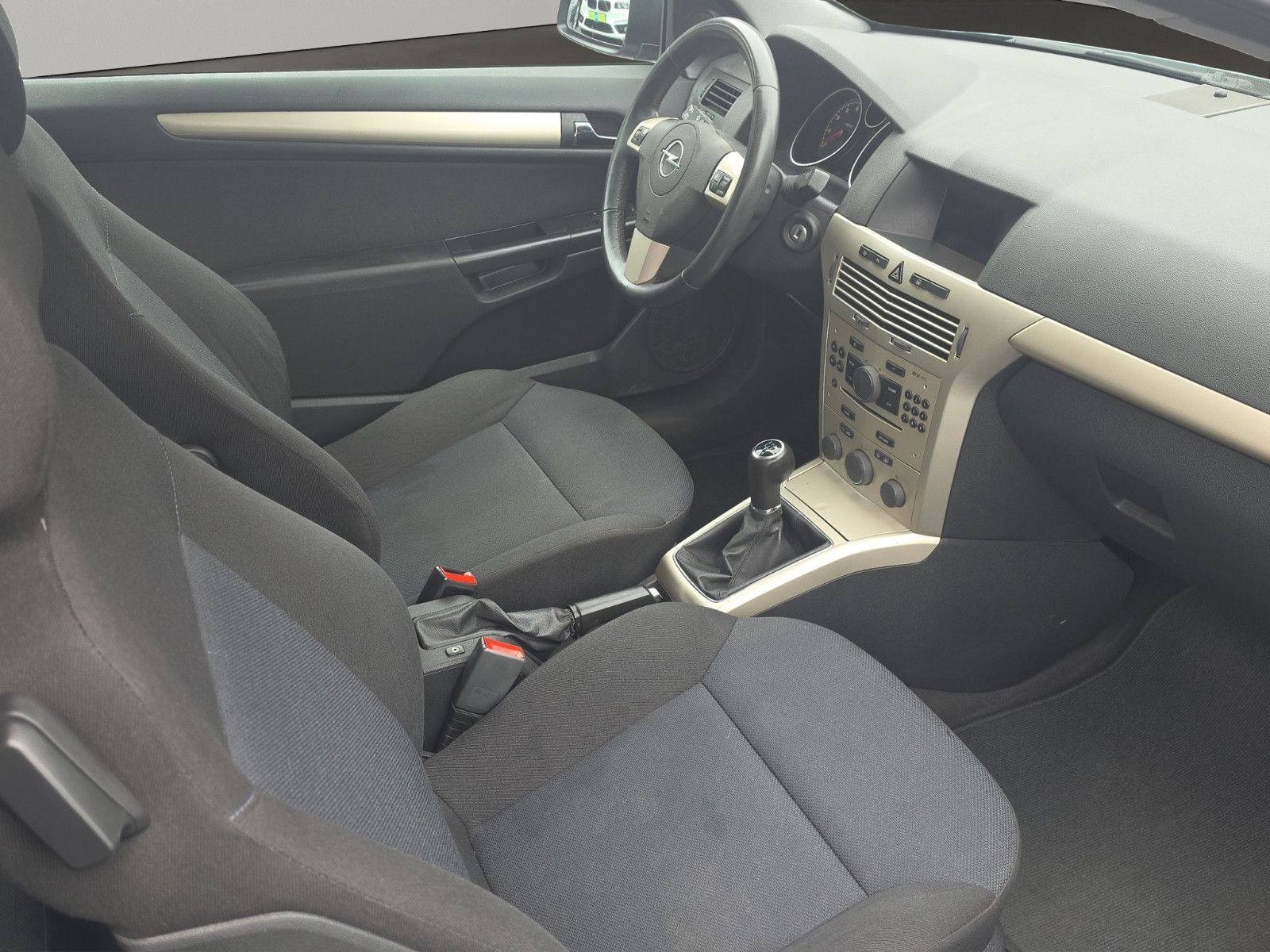 Fahrzeugabbildung Opel Astra H GTC Innovation TEMPOMAT KLIMA PDC