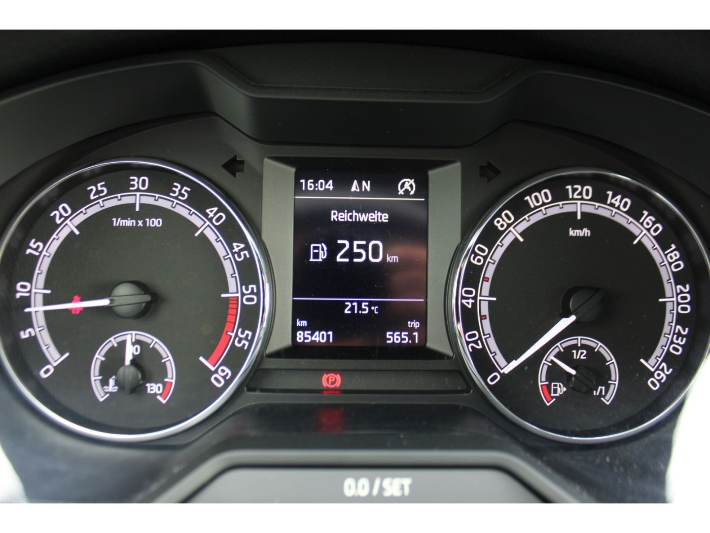 SKODA Octavia Soleil 2.0 TDI Combi LED GRA RFK SHzg AH - Image 15