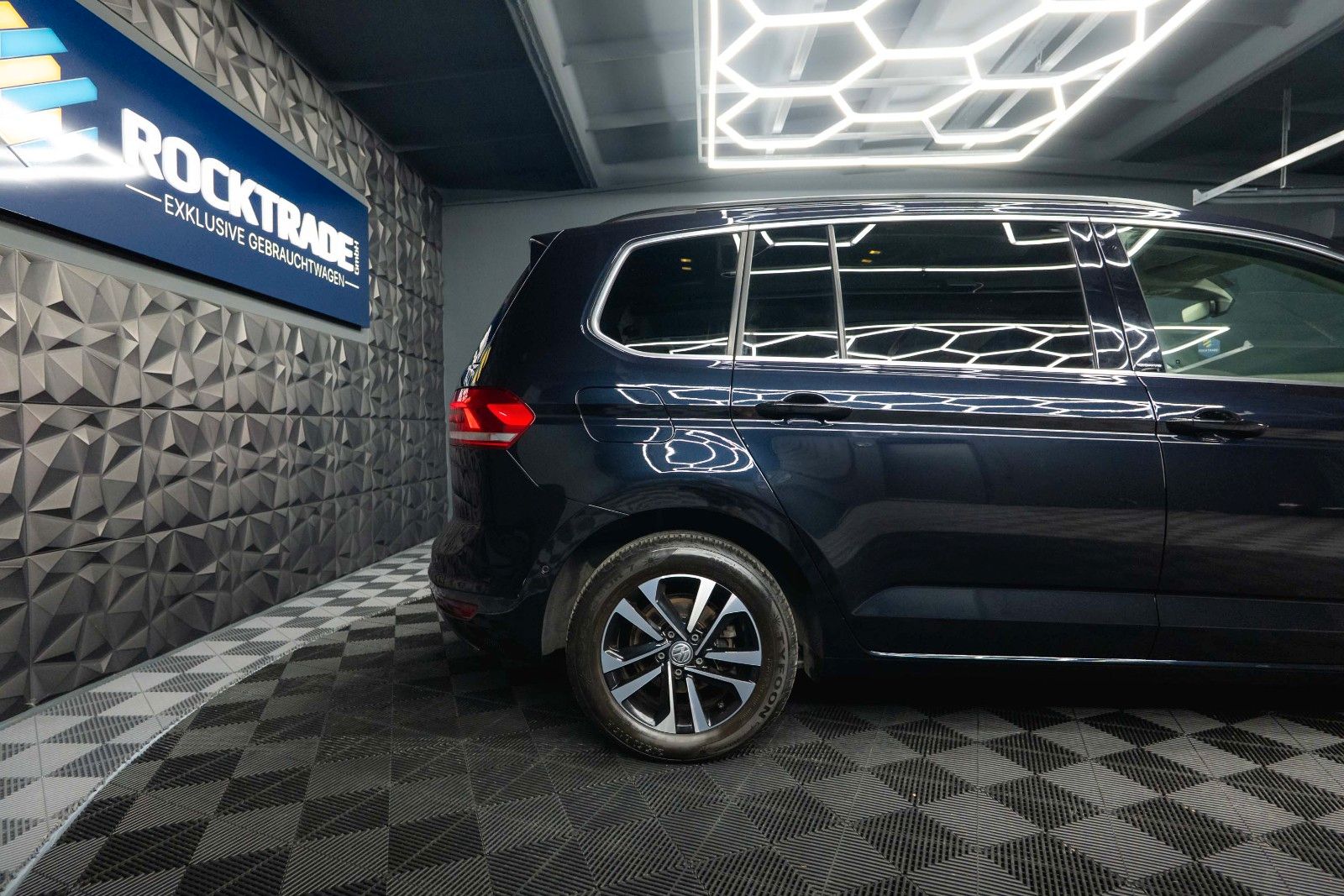 Fahrzeugabbildung Volkswagen Touran 1.6 Comfortline IQ.Drive | 7 Sitze | ACC
