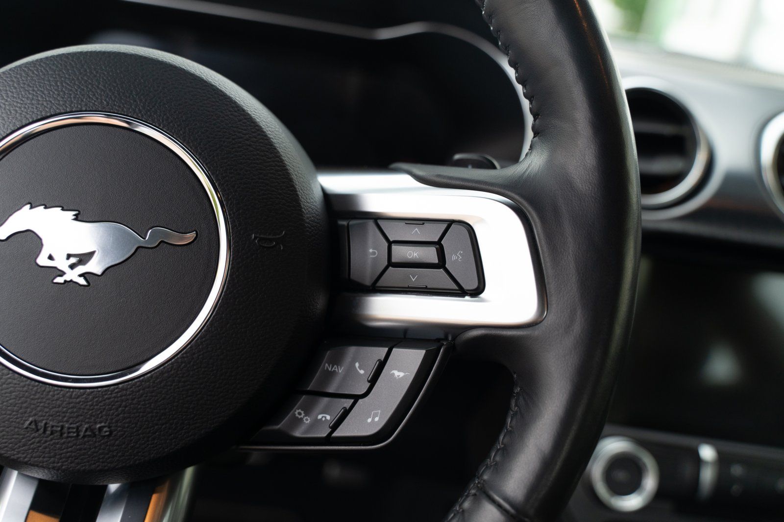 Ford Mustang (Mach1 5.0 V8 Styling-Paket/1.Hand)