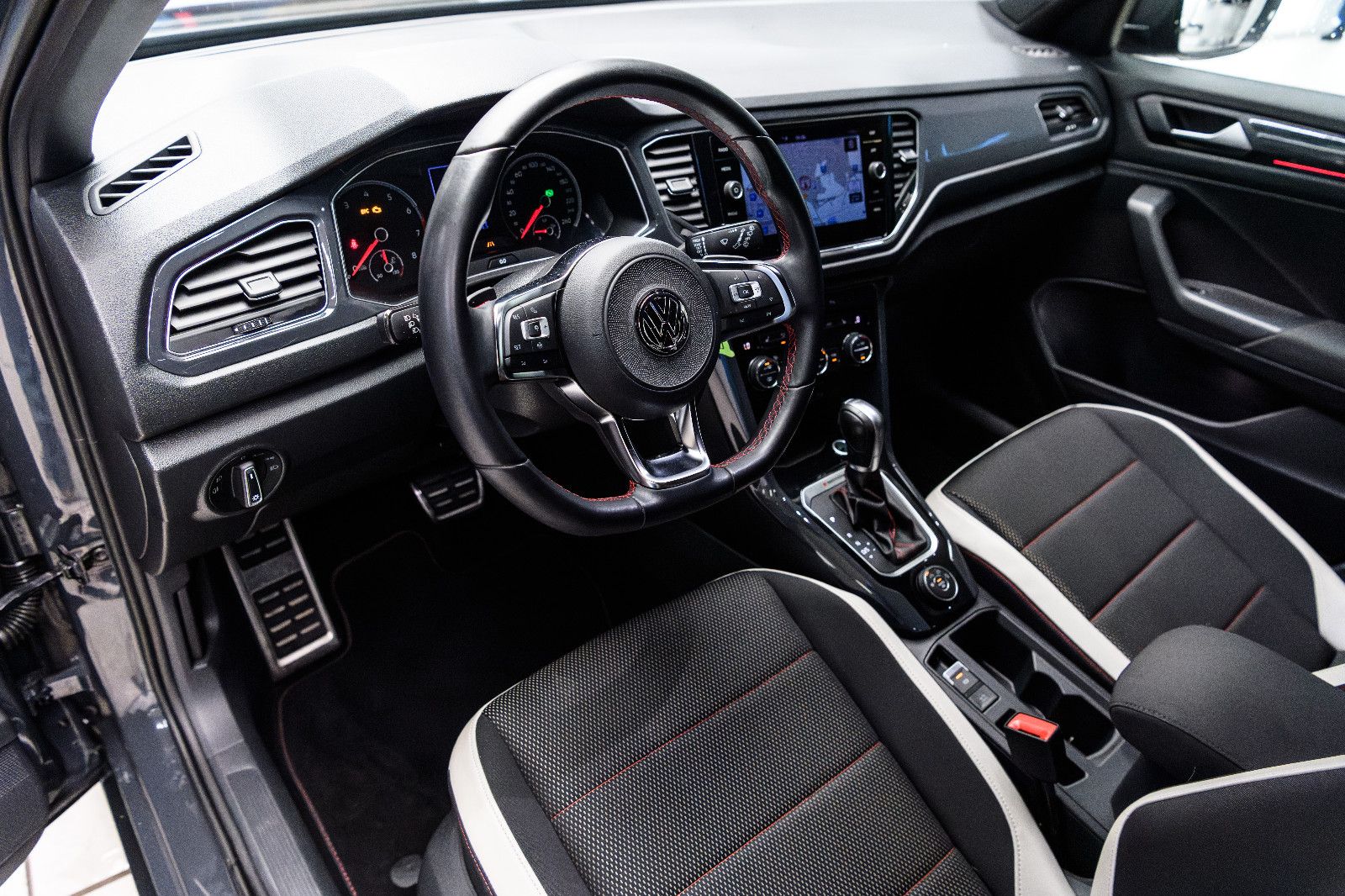 Fahrzeugabbildung Volkswagen T-Roc Sport 2.0 DSG 4Motion AHK SHZ ACC