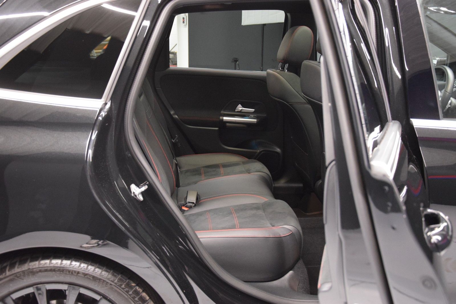 Fahrzeugabbildung Mercedes-Benz B 220 4Matic AMG-Line Pano LED Kamera Tempomat
