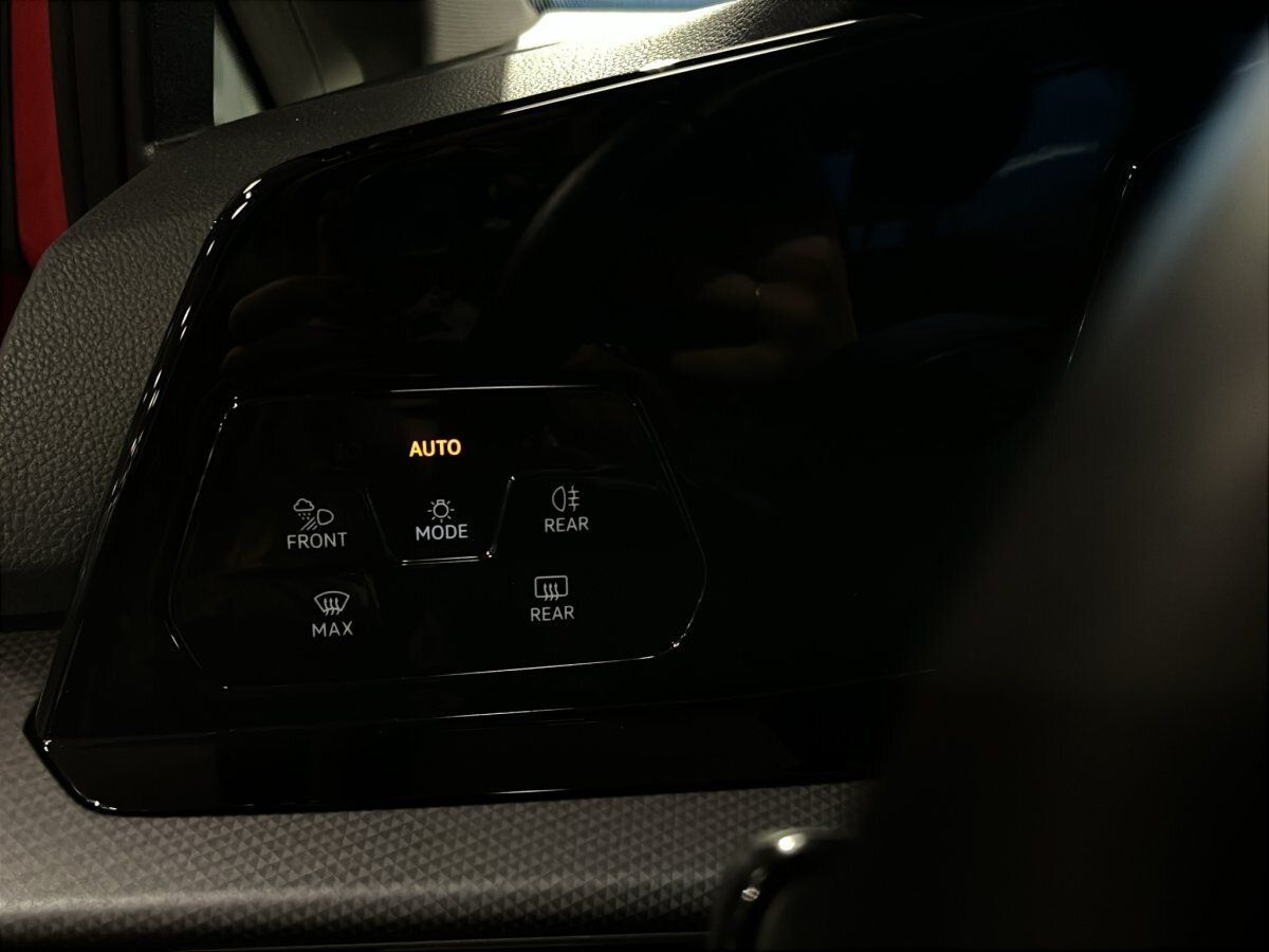 Fahrzeugabbildung Volkswagen Golf Active 1.5 TSI 6-Gang IQ.Light Navi Pano