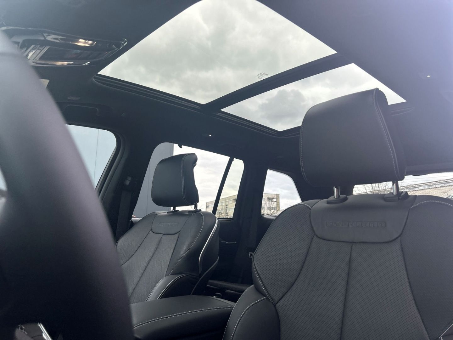 Fahrzeugabbildung Jeep Grand Cherokee 4xe Overland HUD Navi Leder AHK