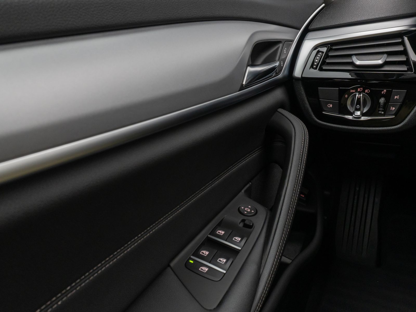 Fahrzeugabbildung BMW 520i PDC DAB CockPitPro Sitzhzg Alarm LED Leder