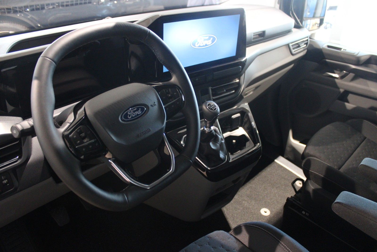 Fahrzeugabbildung Ford Tourneo Custom L1 Titanium 8-Sitze LED NAVI AHK
