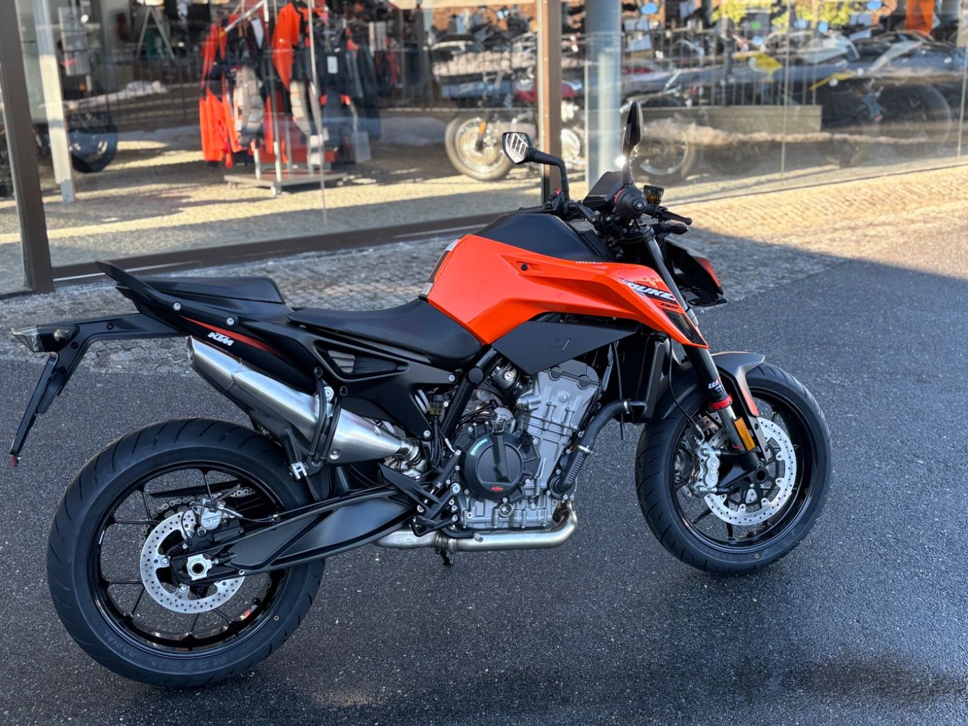 Fahrzeugabbildung KTM 790 Duke Modell 2026 mitTech Pack auch in Schwar