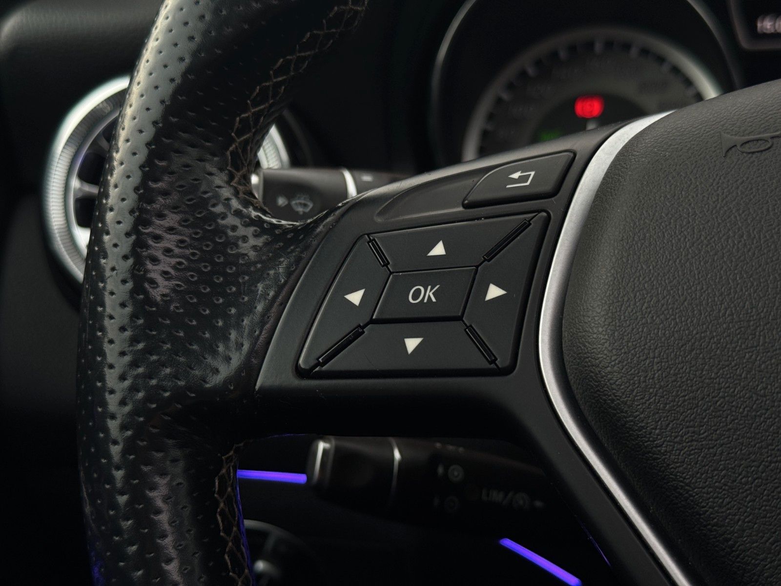 Fahrzeugabbildung Mercedes-Benz CLA 180 Pano/Automatik/Bi-Xen/Navi/Sitzheizung