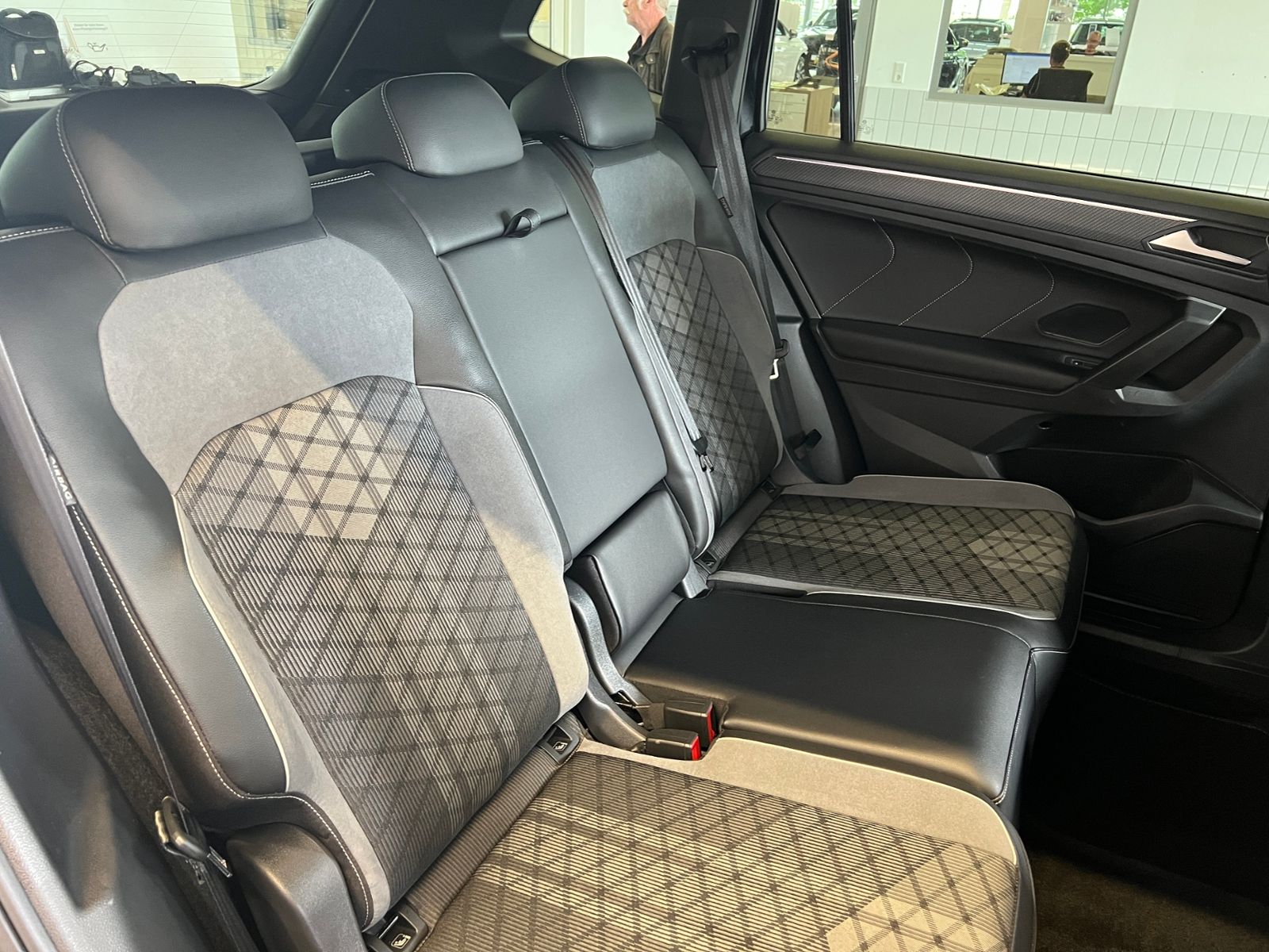 Fahrzeugabbildung Volkswagen Tiguan Allspace R-Line 2.0 TDI DSG 4Motion *AHK,
