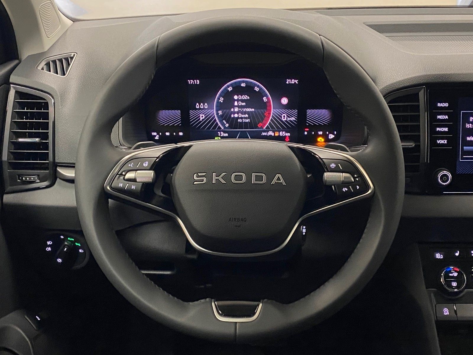 Fahrzeugabbildung SKODA Karoq 1.5 TSI DSG Selection+AHK schwenk.+KAMERA+