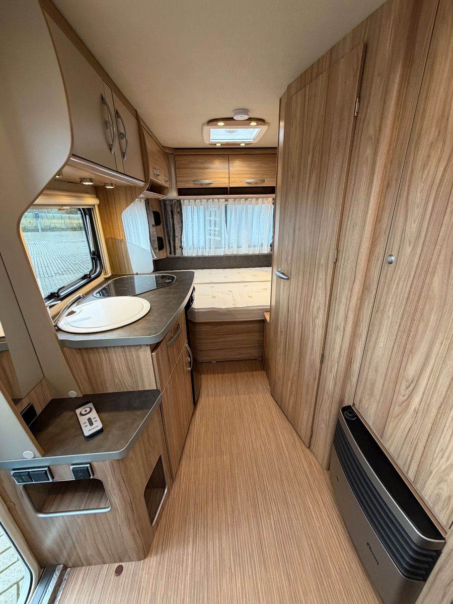 Fahrzeugabbildung HYMER / ERIBA / HYMERCAR Eriba Nova Light 425