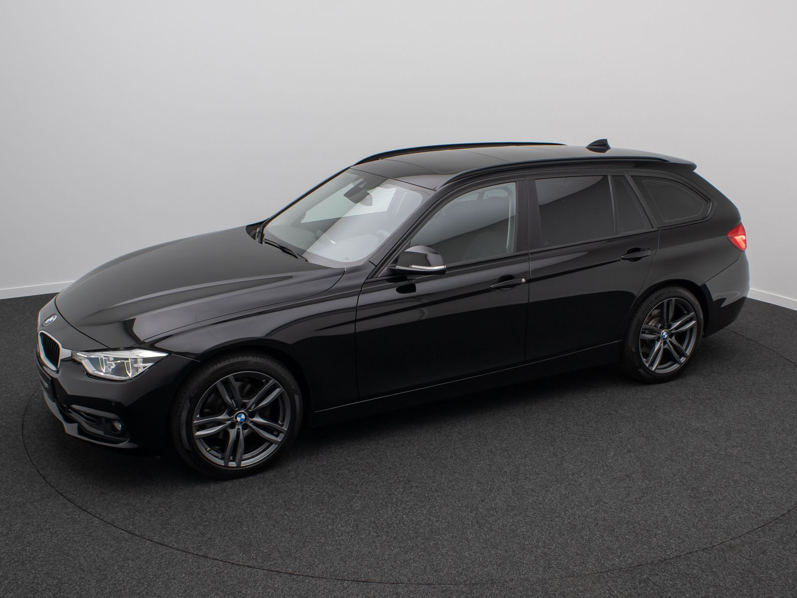 Fahrzeugabbildung BMW 320d GeschwindigReg PDC Panorama LED Sportsitz