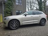 Volvo XC60 B5 D AWD Inscription IntelliSafe Pano-Dach - mit Diesel-Antrieb: Beige, Head-Up Display