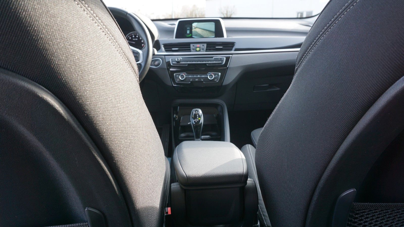 Fahrzeugabbildung BMW X1 sDrive 18i Sport Line, Kamera, PDC, Panorama