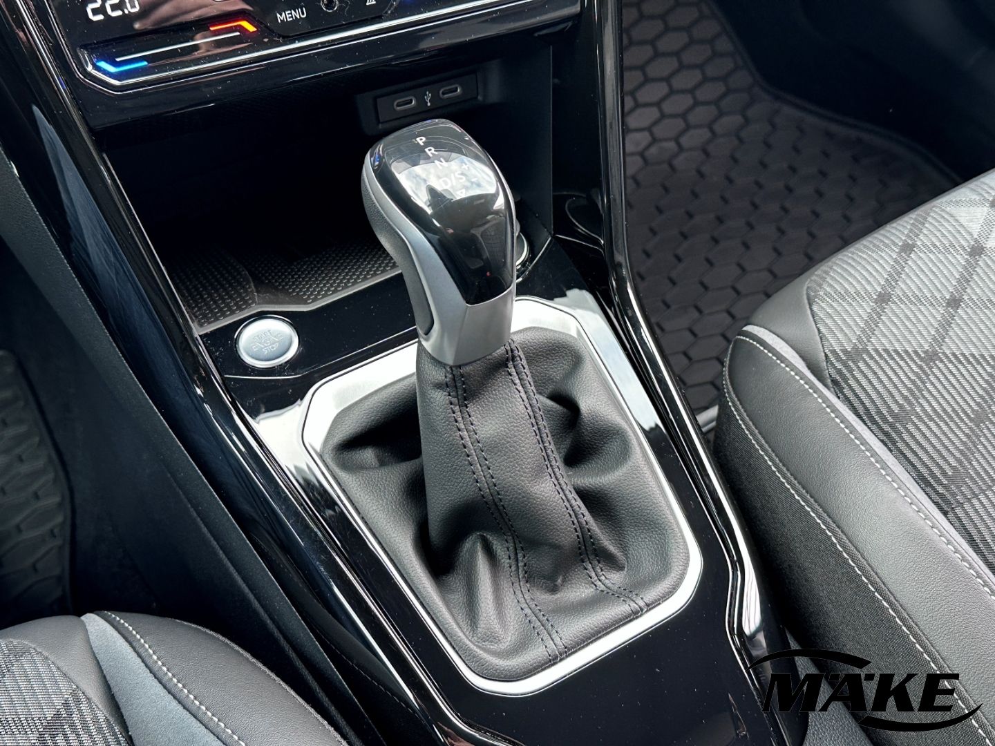 T-Roc R-Line 1.5 TSI DSG AHZV IQ.L ACC BLACK STD