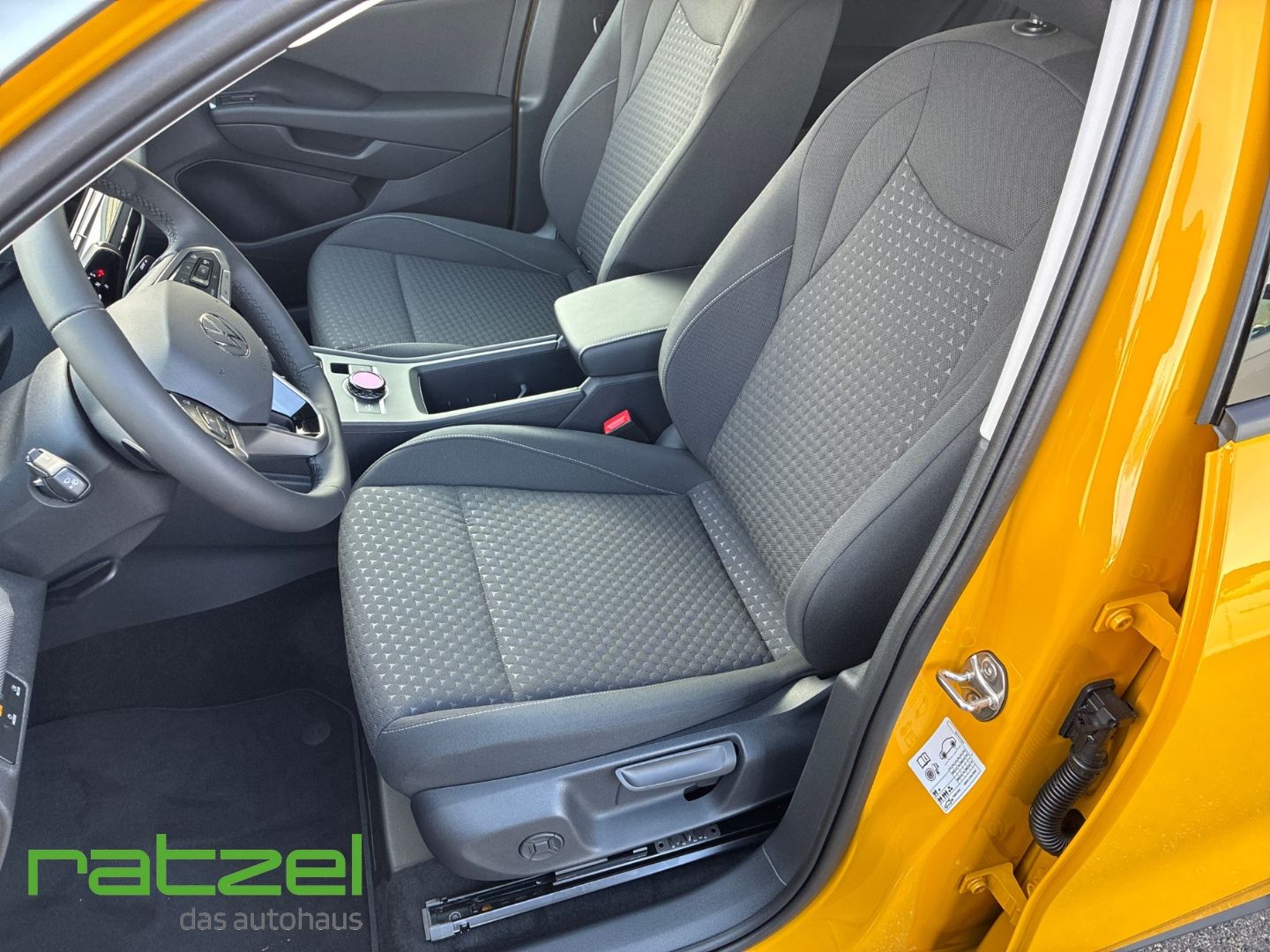 Fahrzeugabbildung Volkswagen T-Roc LIFE 1.5 eTSI Allwetter+Navi+SHZ+PDC