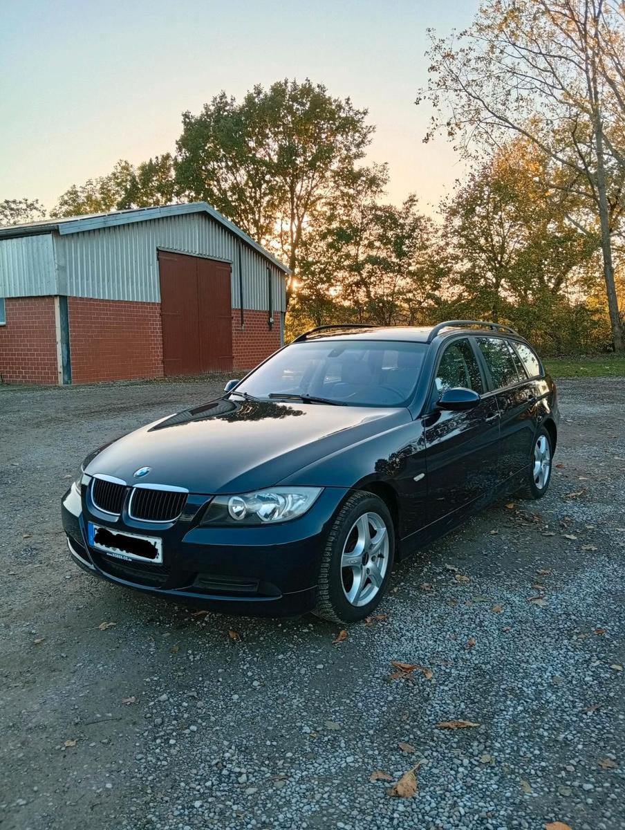 BMW 318 2006 — rear view