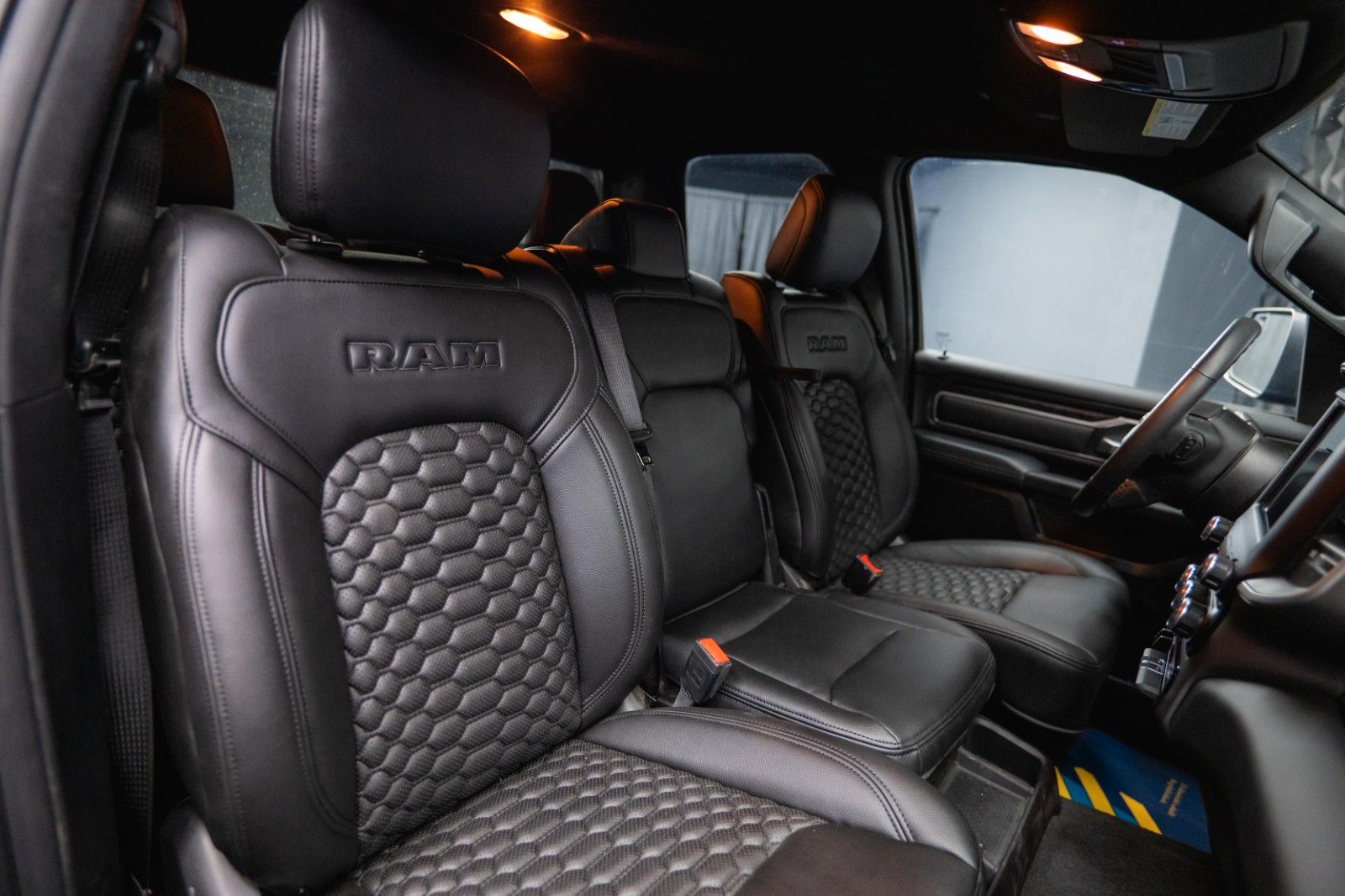 Fahrzeugabbildung Dodge RAM 5.7 V8 HEMI 4x4 OFFROAD Bodylift LONGBED LED