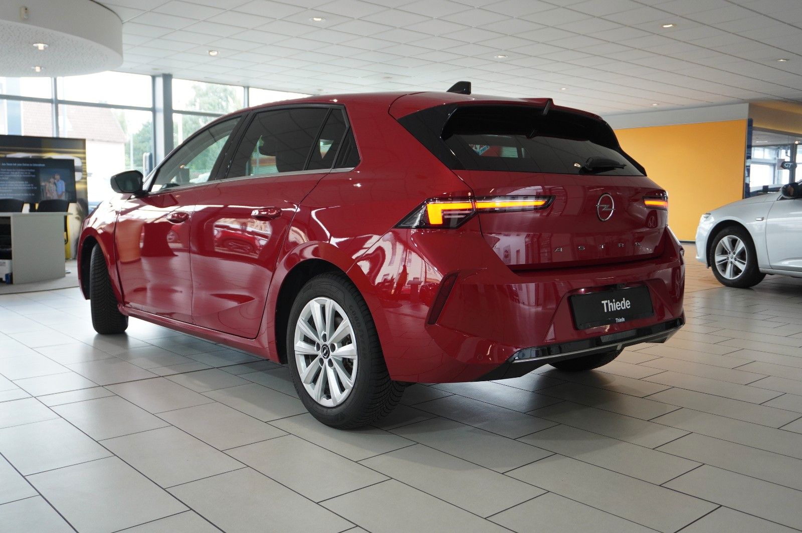 Fahrzeugabbildung Opel Astra L Lim. 1.2T ELEGANCE NAVI/LED/KAMERA/DAB+