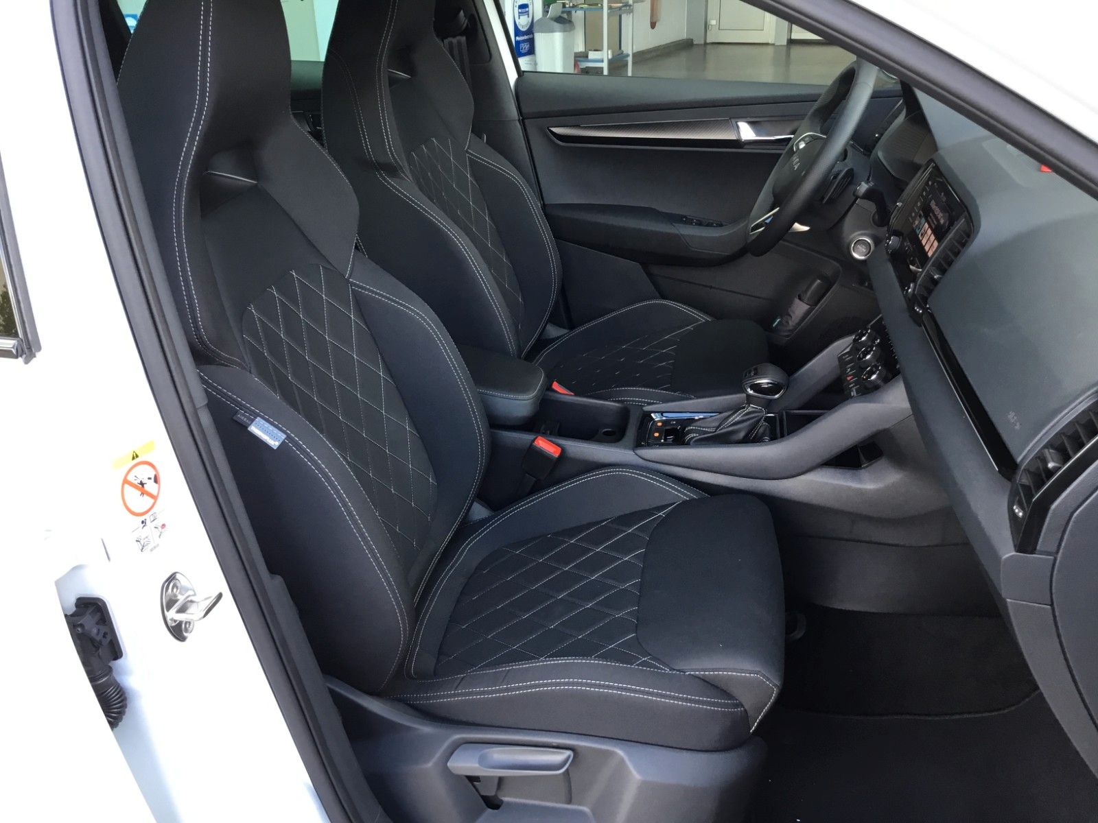 Fahrzeugabbildung SKODA Karoq 2.0l TSI DSG 4x4 Sportline+AHK+Matrix+Pano