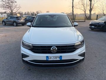 Volkswagen Tiguan - 1