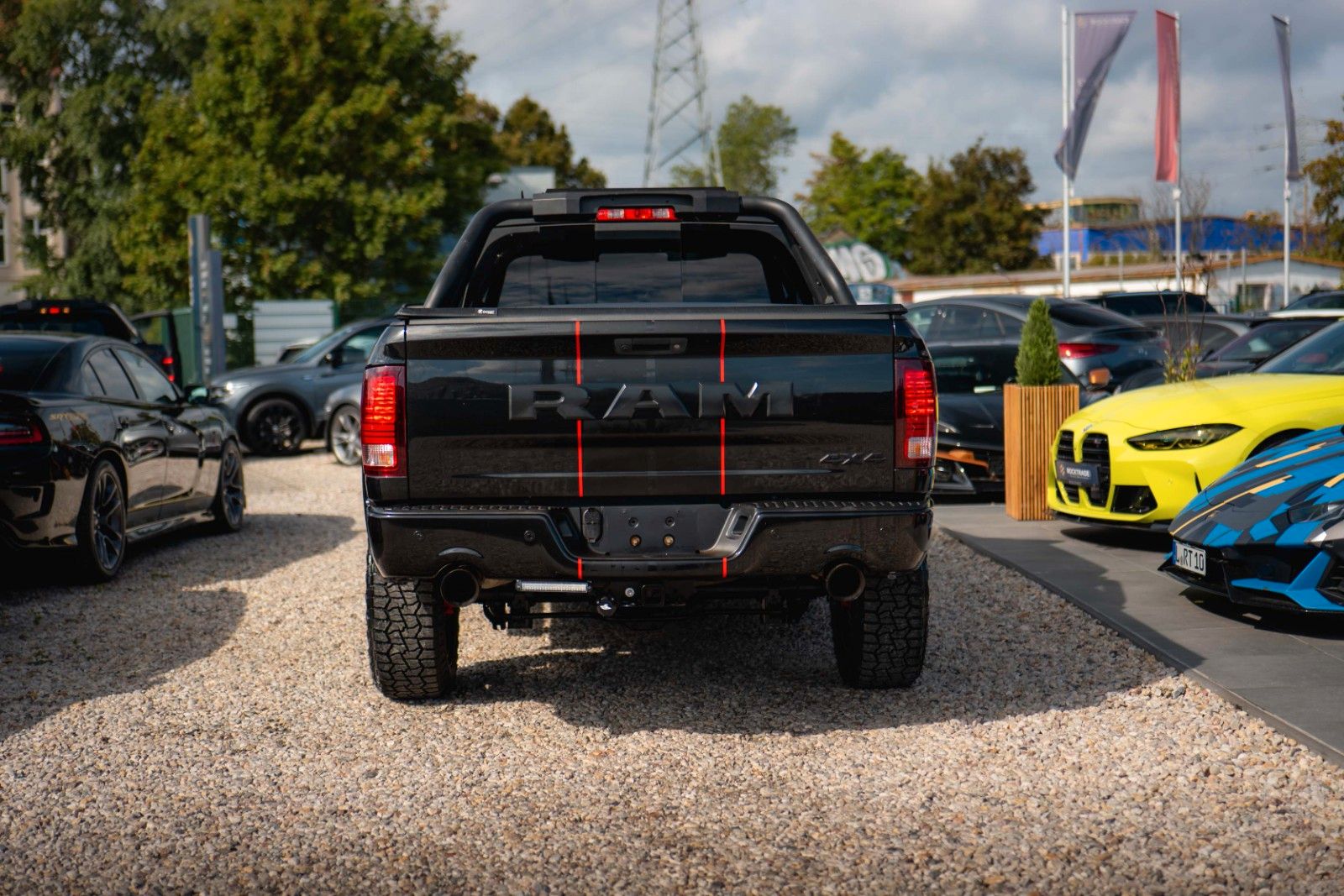 Fahrzeugabbildung Dodge RAM 5.7 V8 HEMI 4x4 OFFROAD Night-Paket LONGBED