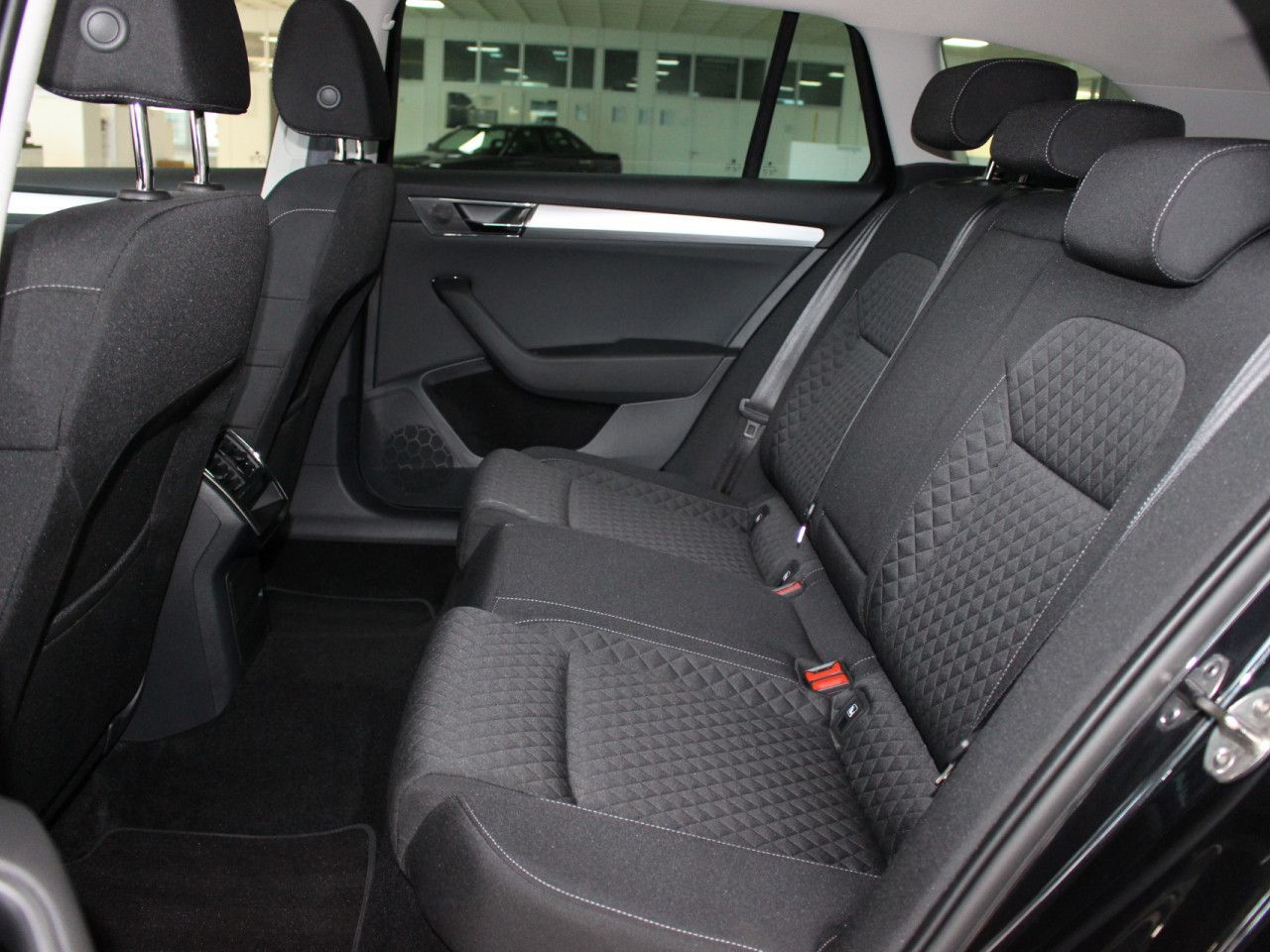 Fahrzeugabbildung SKODA Superb Combi 1.5 TSI ACT Ambition ACC/Navi/PDC