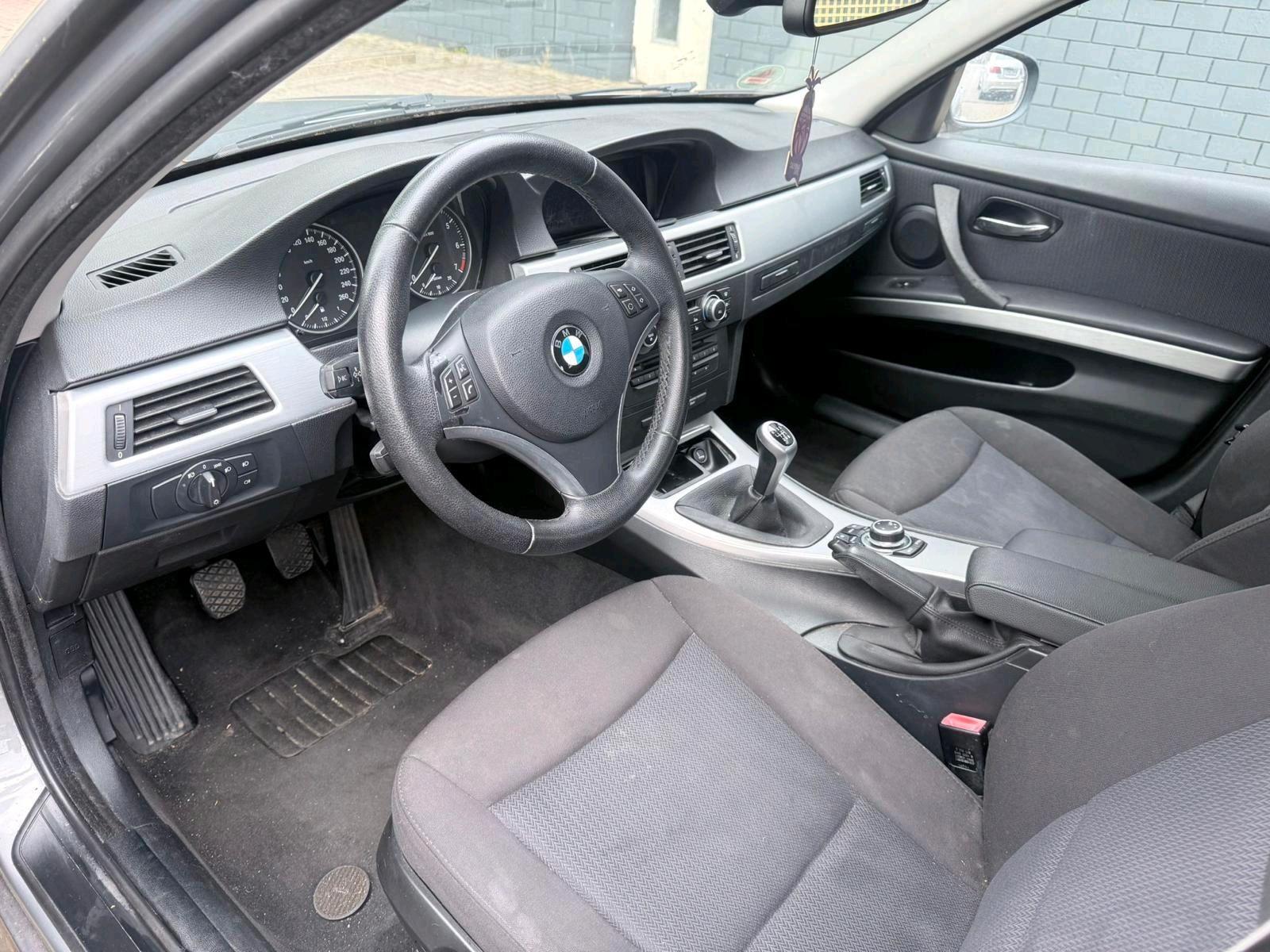 BMW 318 2010 — interior