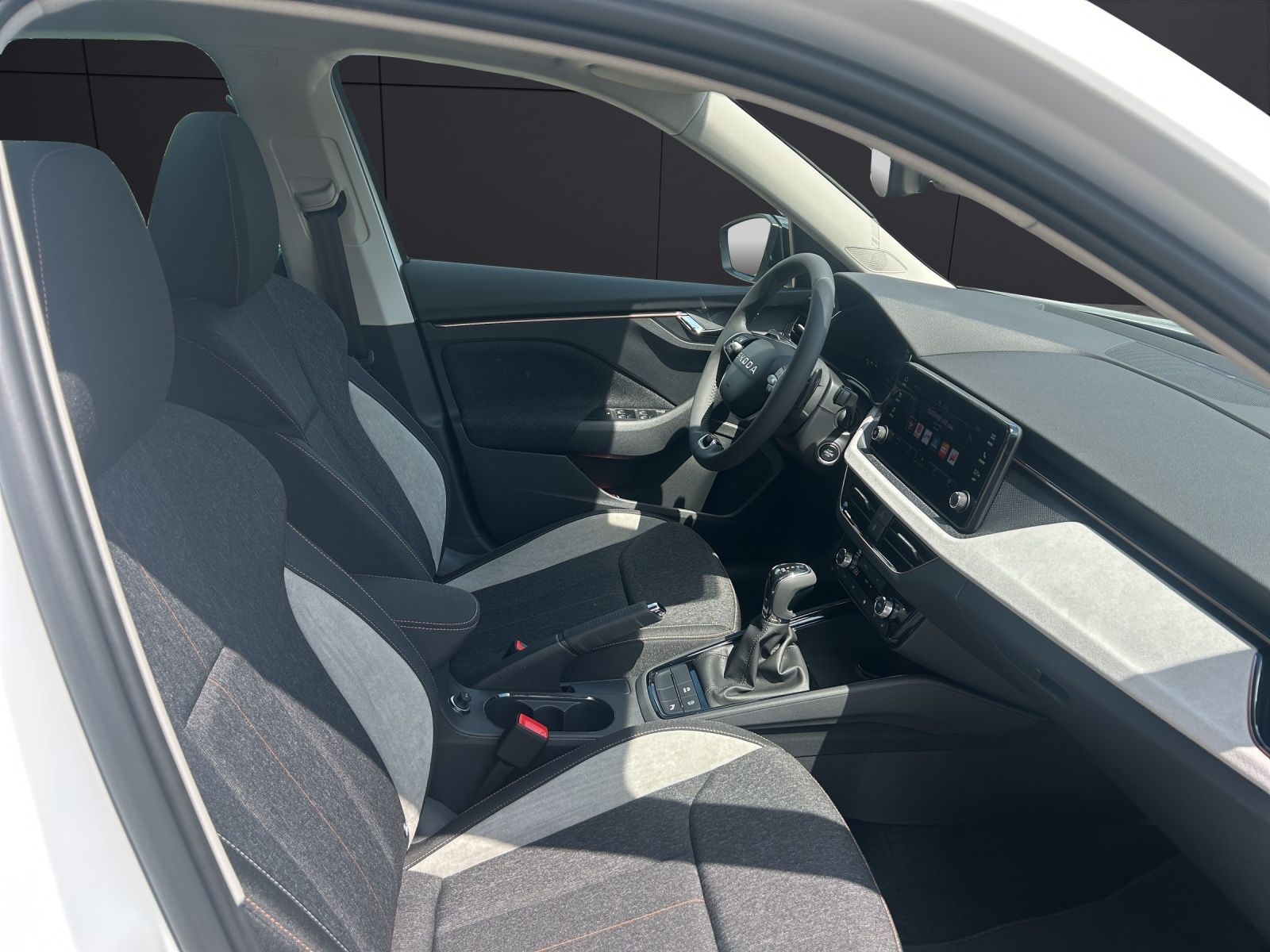 Fahrzeugabbildung SKODA Kamiq 1.0 DSG Selection AHK MATRIX