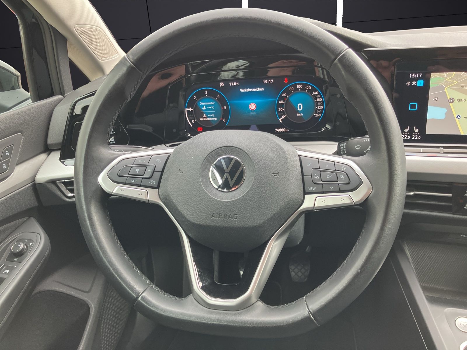 Fahrzeugabbildung Volkswagen Golf VIII Variant Life TDI LED Navi ACC AHK SHZ
