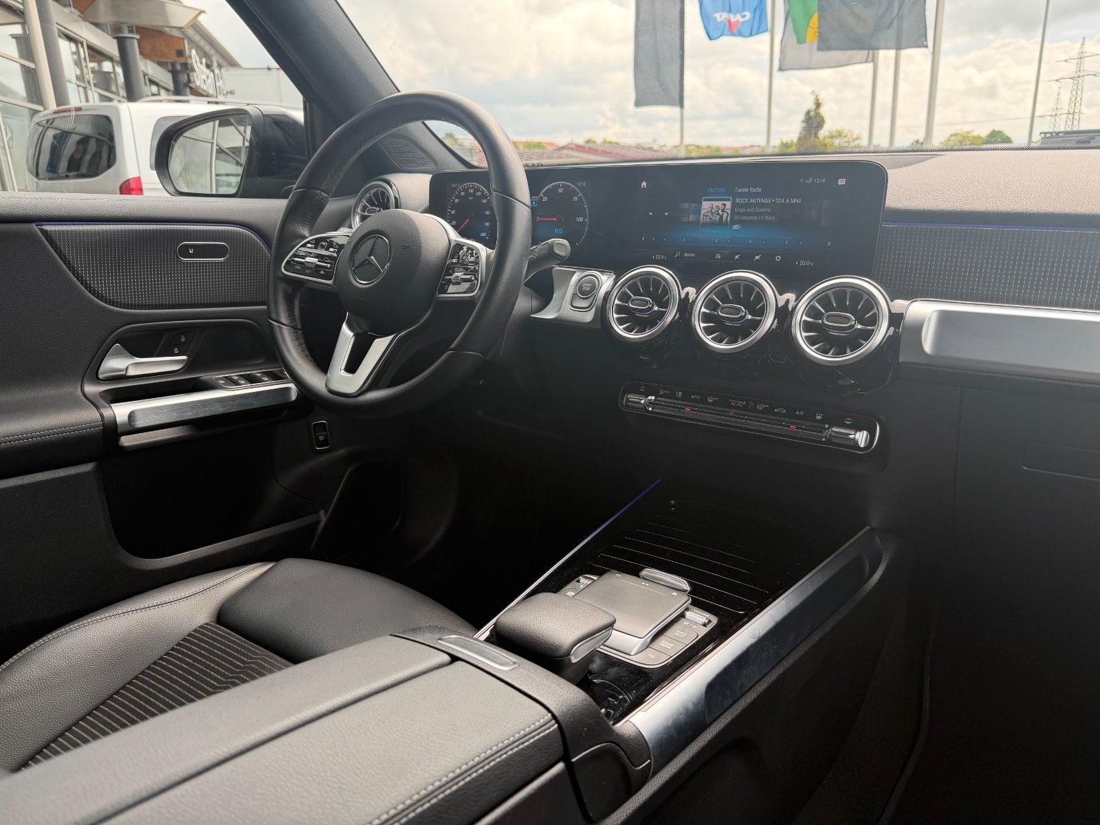 Fahrzeugabbildung Mercedes-Benz EQB 350 4M Progressive+Distr+Ambiente+RFK+MBUX