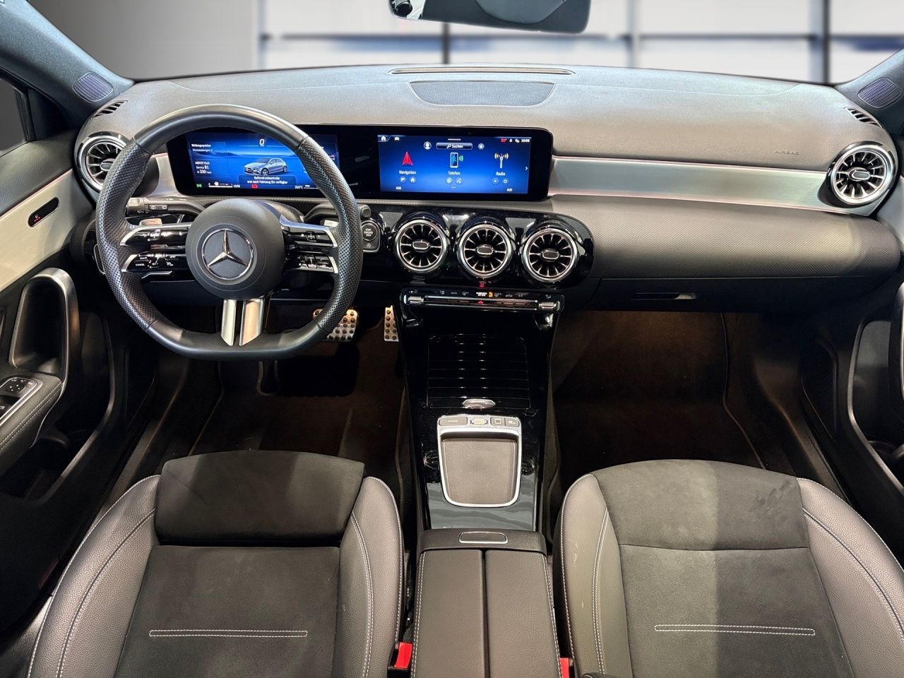 Fahrzeugabbildung Mercedes-Benz A 180 AMG AHK Night Multibeam Ambiente WinterPa