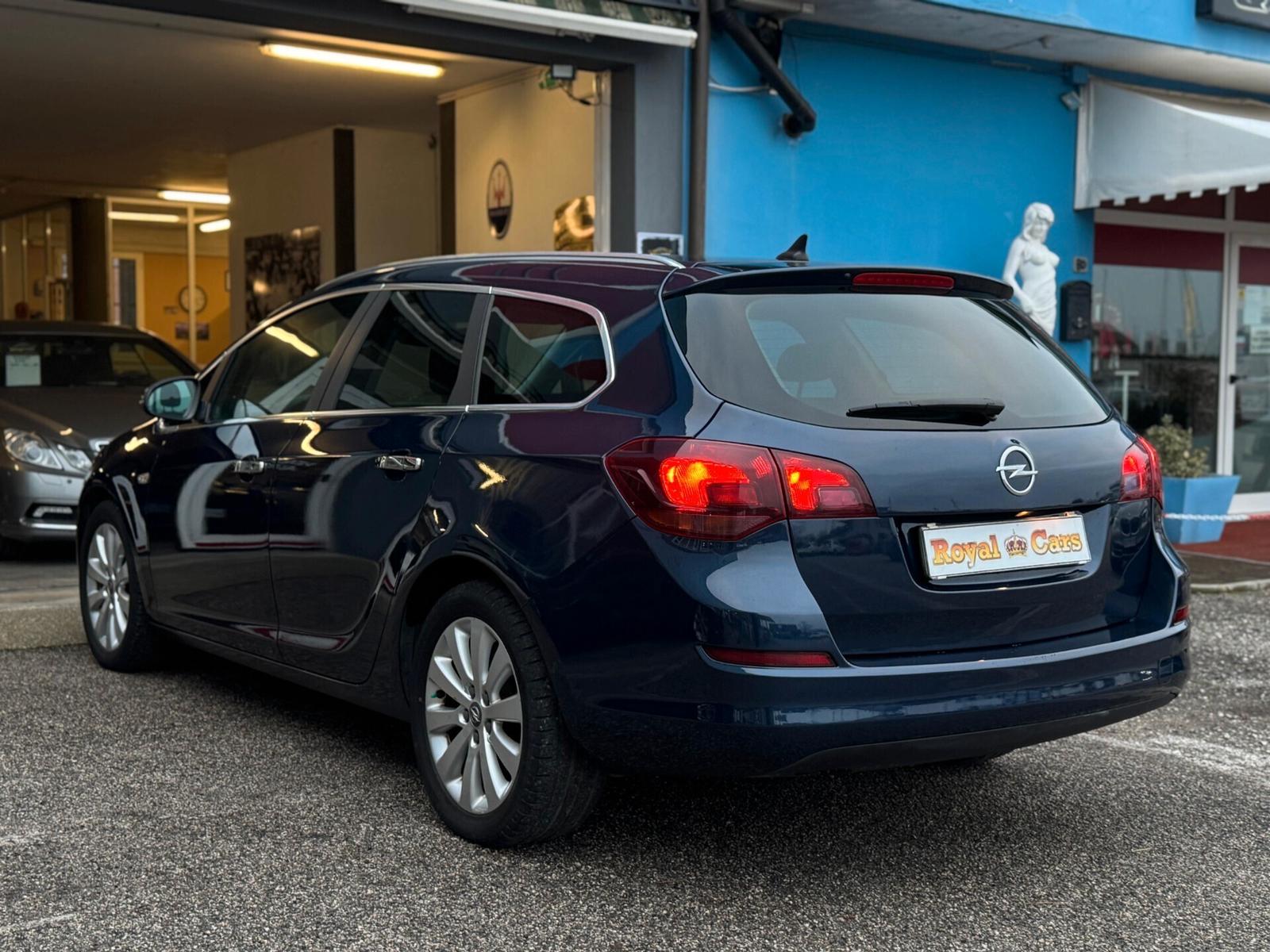 Opel Astra 2011 — photo 7