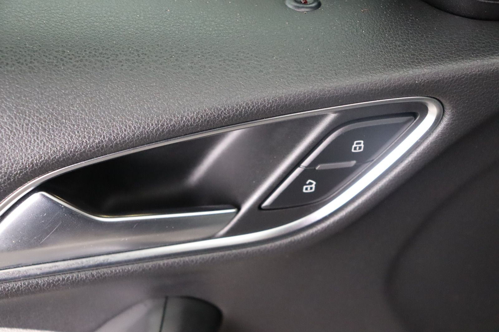 Fahrzeugabbildung Audi Q3 2.0 TFSI S tronic quattro * Standhzg. *