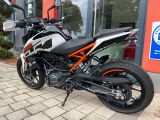 KTM Duke 125 mit Tieferlegung - MOTORRAD TIEFERLEGUNG