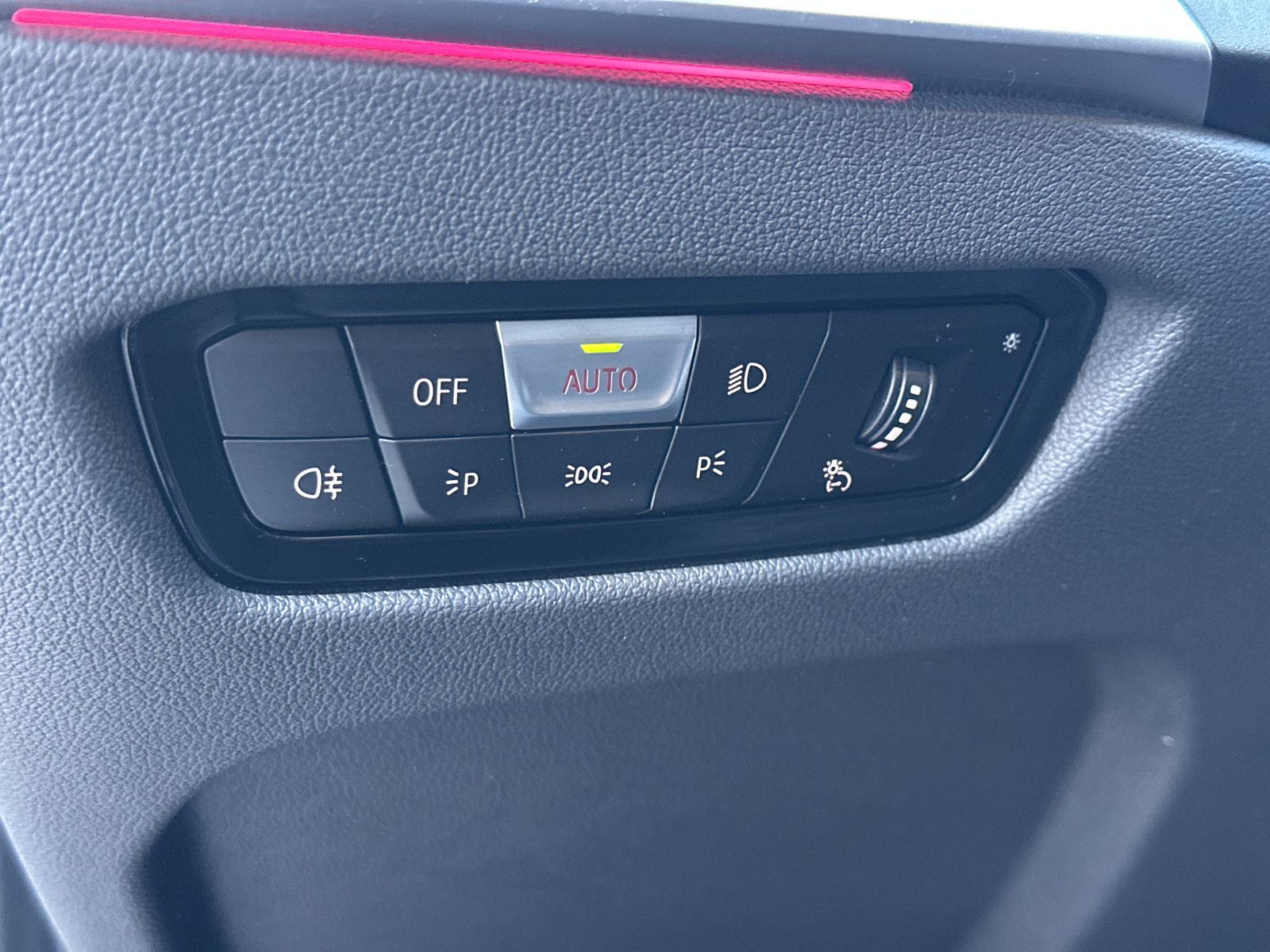 Fahrzeugabbildung BMW 320d Touring M-Sport NAV+LED+ACC+PANO+H&K+KAMERA