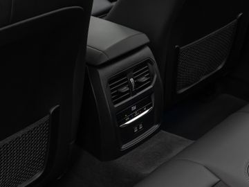 Fahrzeugabbildung BMW 330e xDr Tour Sport Line ACC HUD Pano HiFi Laser