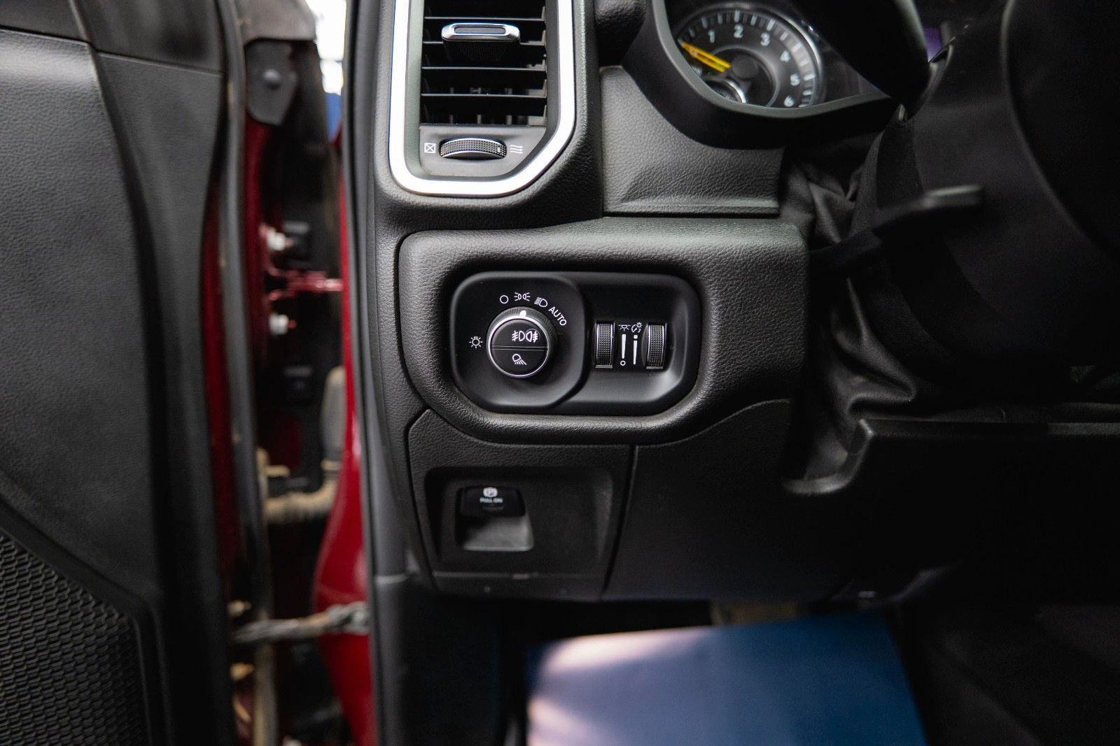 Fahrzeugabbildung Dodge RAM 5.7 V8 HEMI 4x4 OFFROAD Night Limited 19%