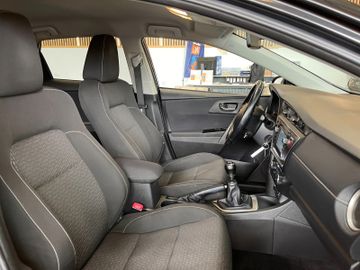 Toyota Auris Life+ Lim. 1.6 Edition *AHK*KAMERA*KLIMAA.