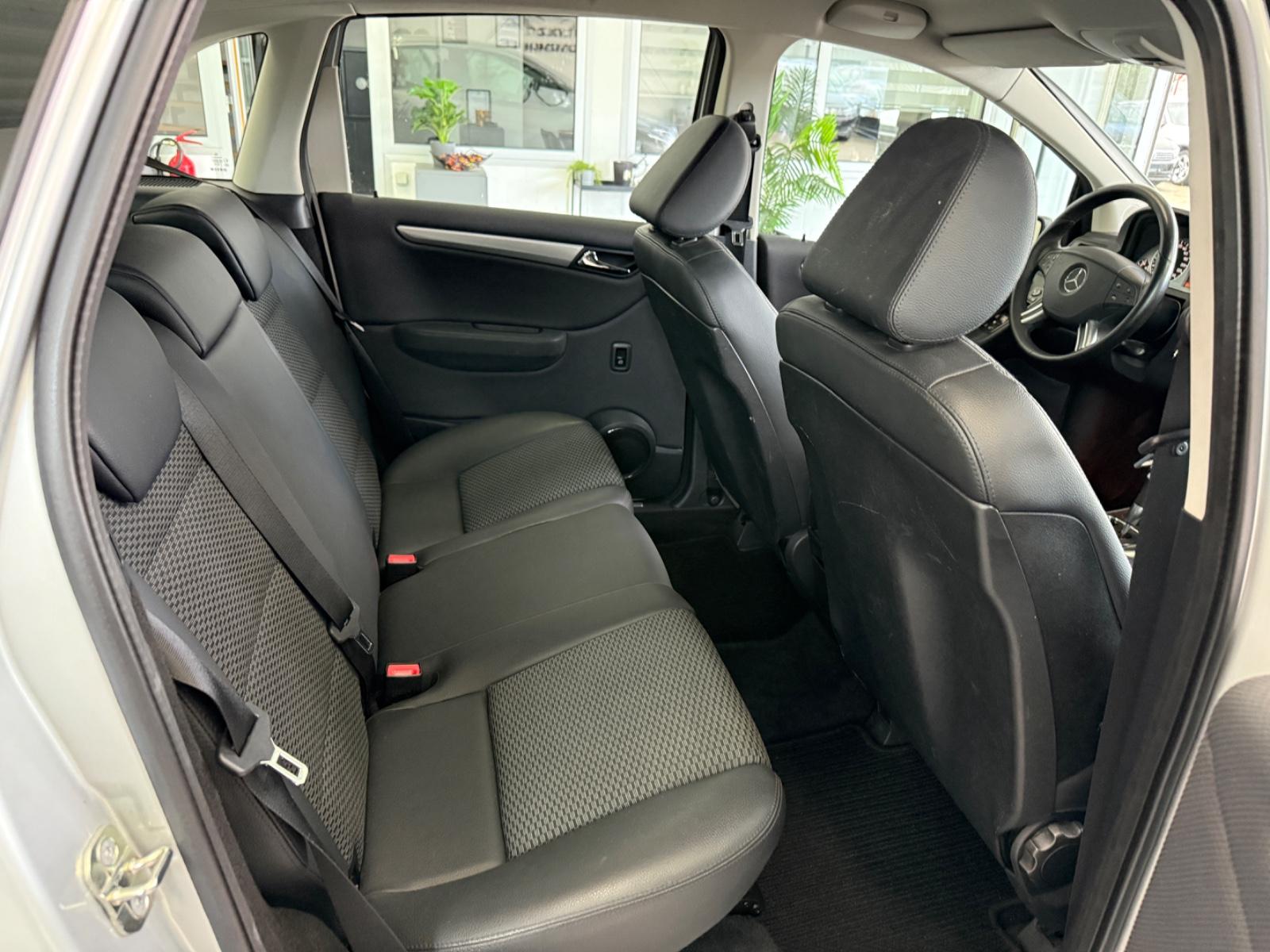 Mercedes-Benz B 200*SPORT*AUTOMATIK*SHZ*NAVI*AHK*TEMP*PARK-ASS