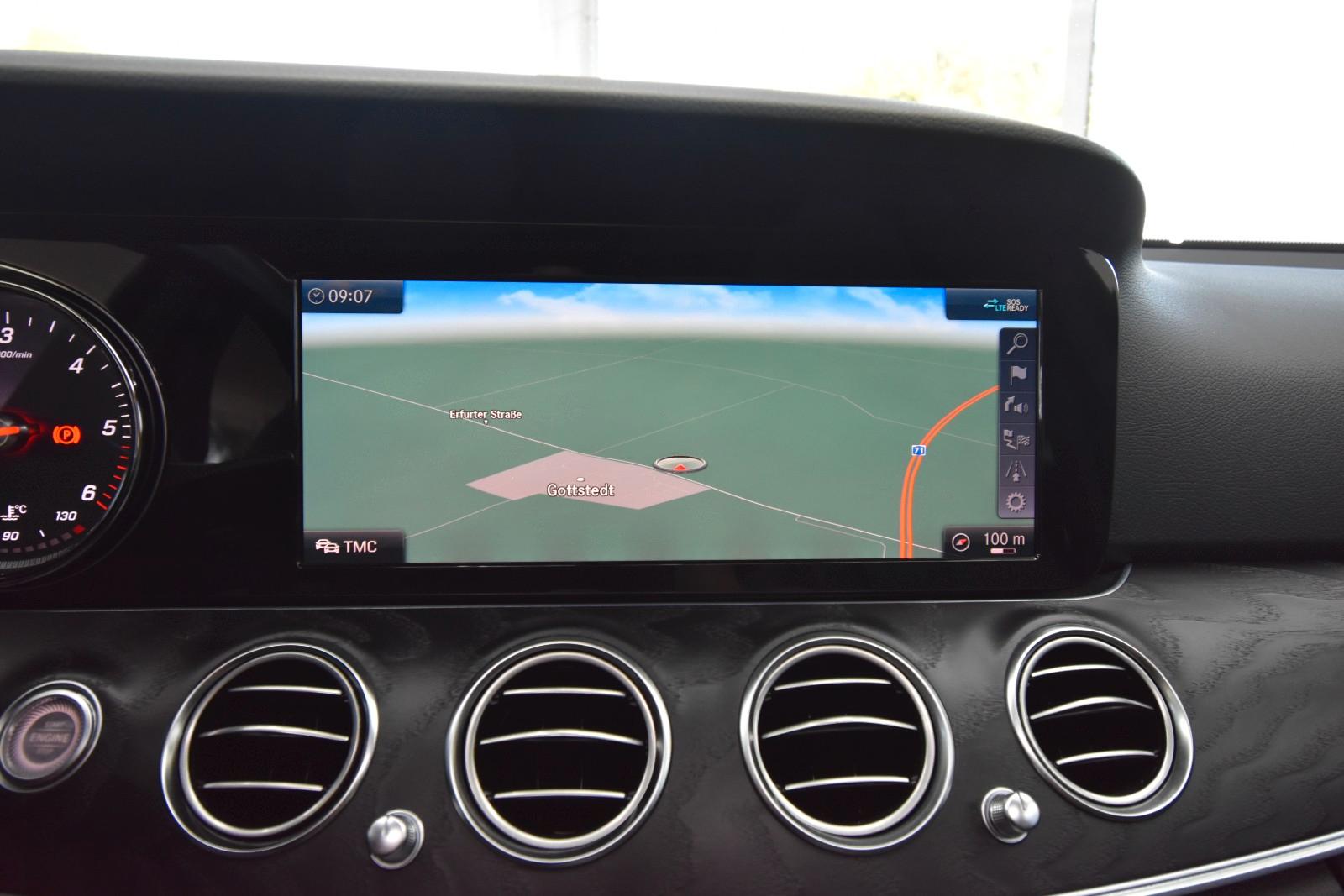 Mercedes-Benz E220d T-Modell LED SHZ RFK Glasdach Sportstyle