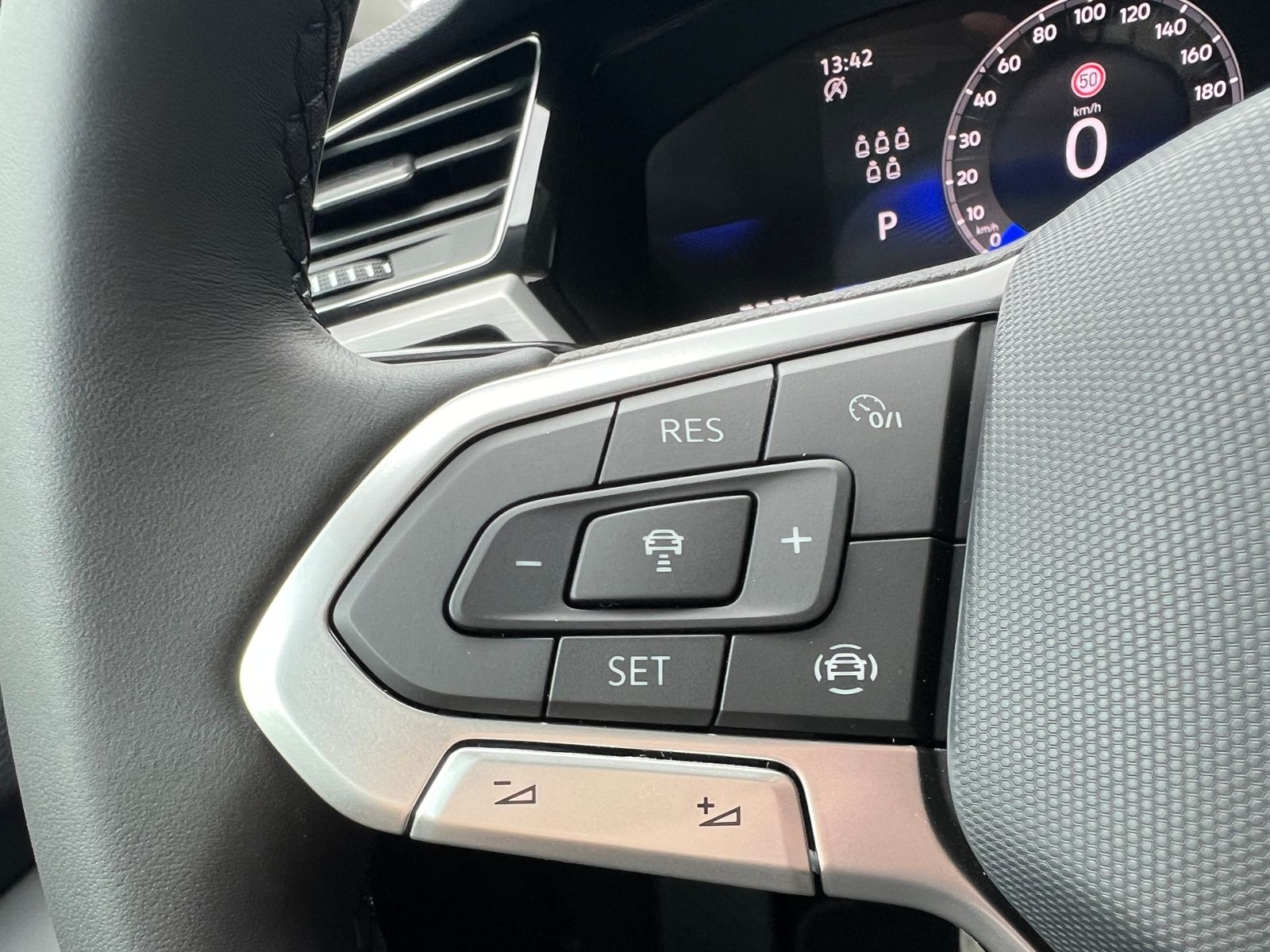 Fahrzeugabbildung Volkswagen Touran Comfortline 1.5 TSI DSG *LED, AHK, 7-Sitz